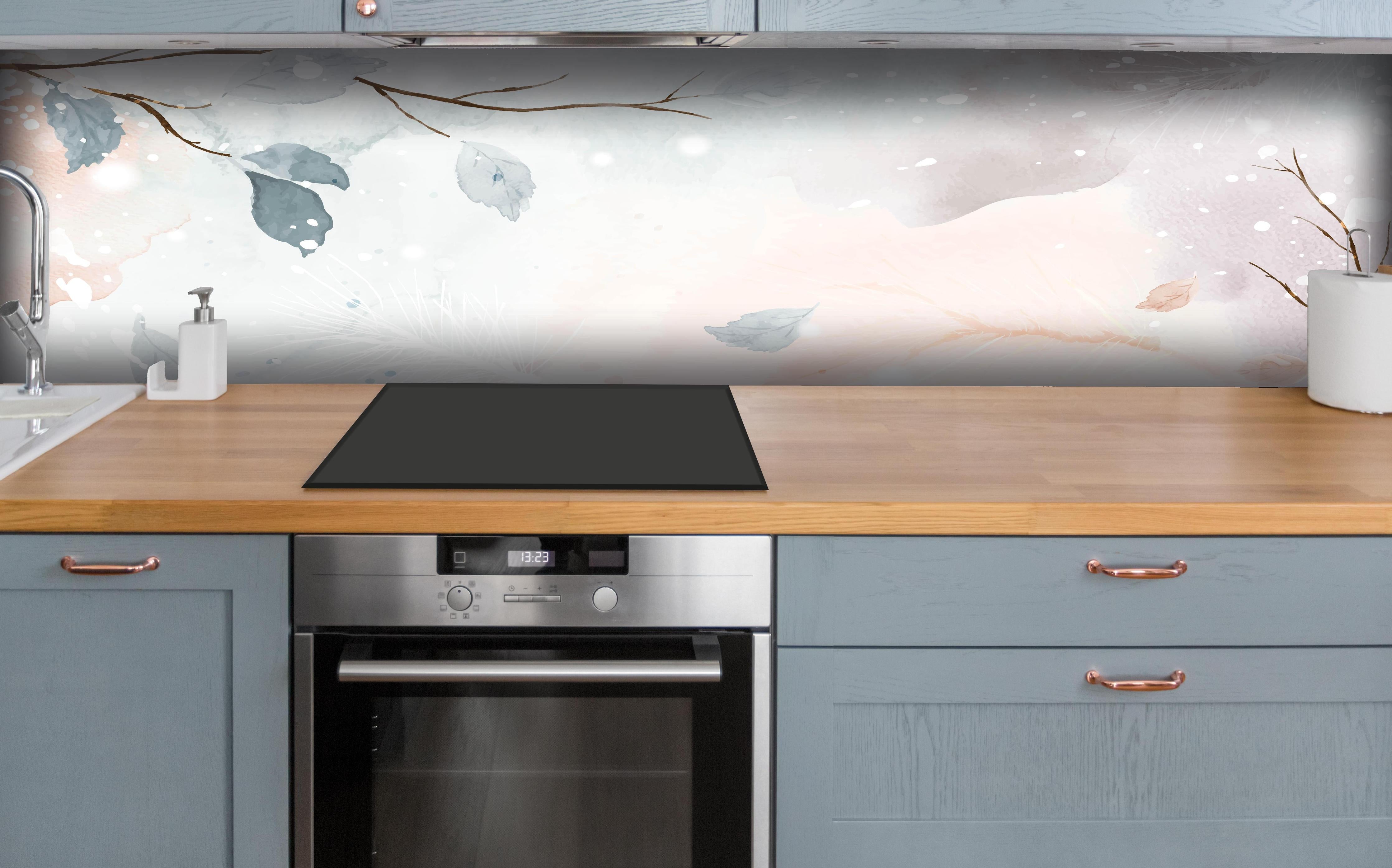 Küche - Winterliches Aquarell auf Erdton-Hintergrund hinter weißen Hochglanz-Küchenregalen und schwarzem Wasserhahn