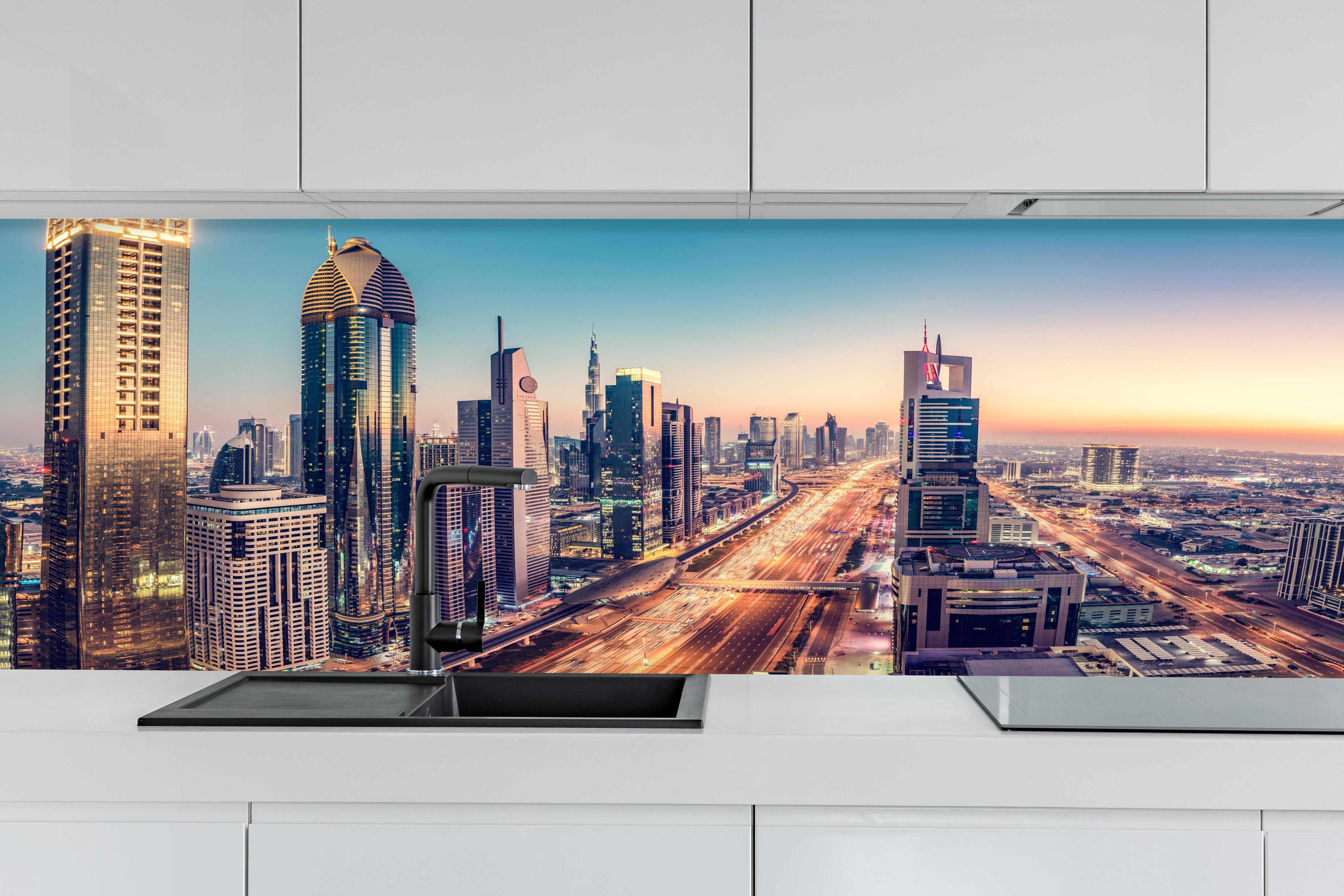 Küche - Wolkenkratzer - Hochhäuser in der Innenstadt von Dubai hinter weißen Hochglanz-Küchenregalen und schwarzem Wasserhahn