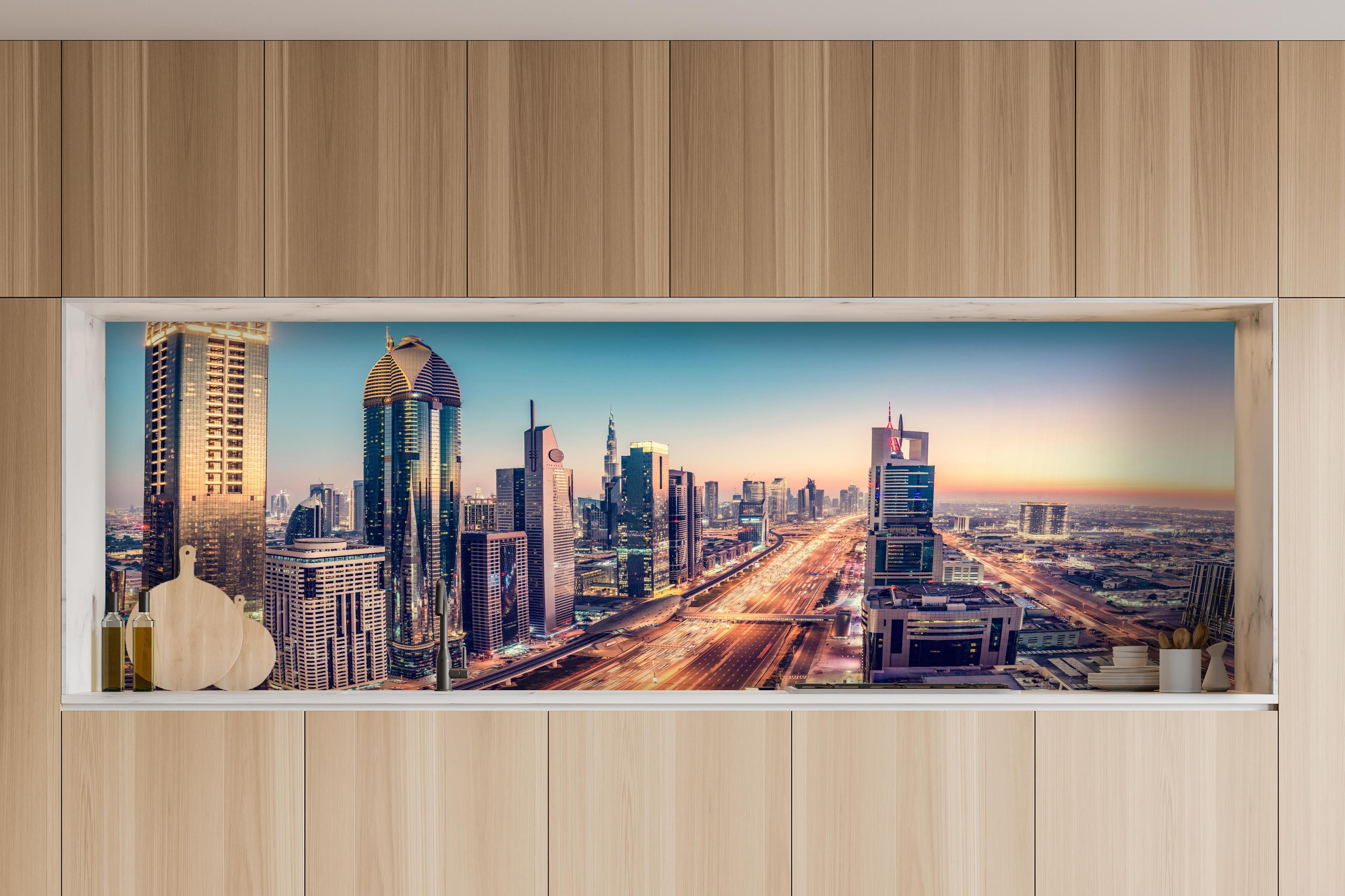 Küche - Wolkenkratzer - Hochhäuser in der Innenstadt von Dubai hinter weißen Hochglanz-Küchenregalen und schwarzem Wasserhahn