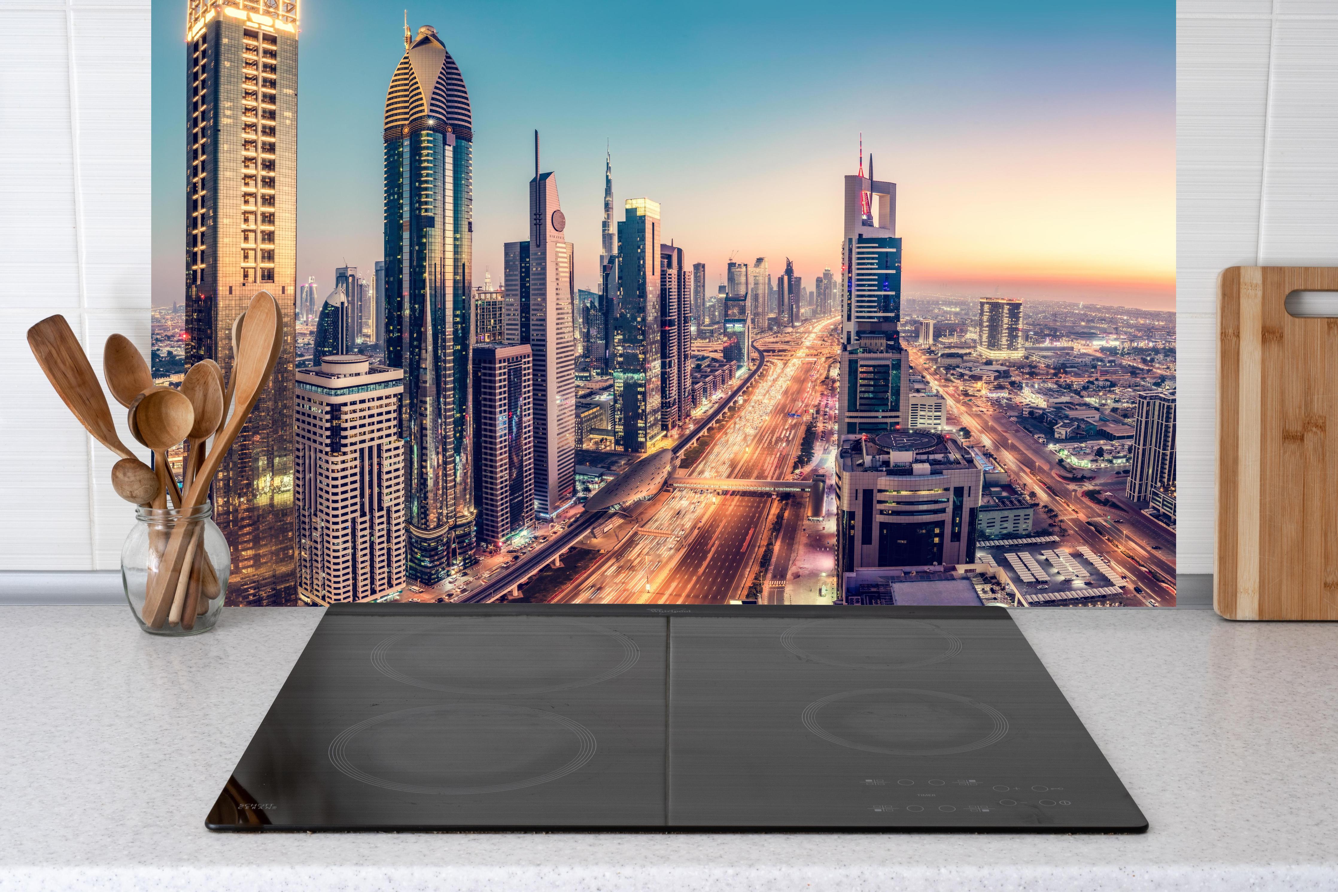 Küche - Wolkenkratzer - Hochhäuser in der Innenstadt von Dubai hinter weißen Hochglanz-Küchenregalen und schwarzem Wasserhahn