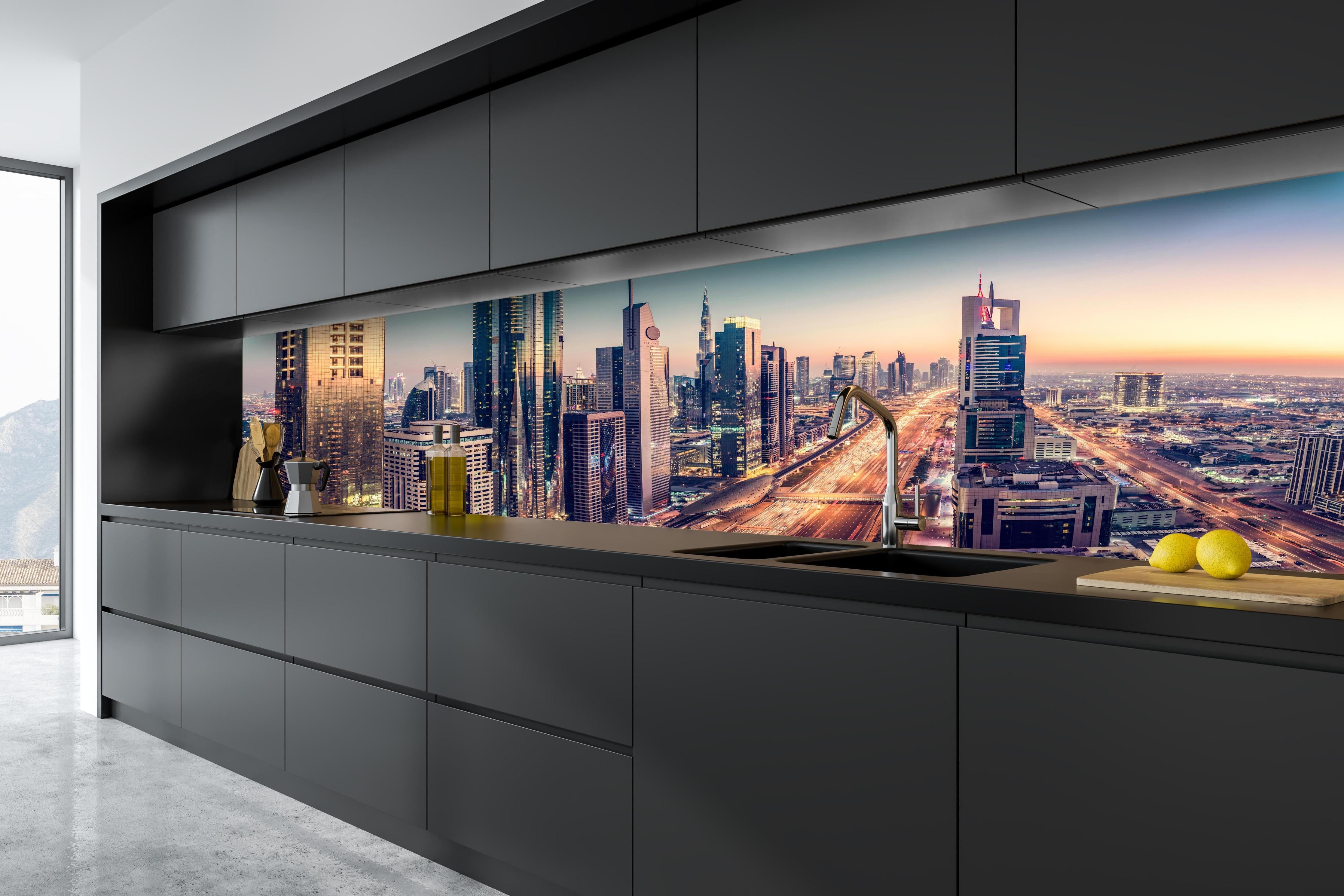 Küche - Wolkenkratzer - Hochhäuser in der Innenstadt von Dubai hinter weißen Hochglanz-Küchenregalen und schwarzem Wasserhahn