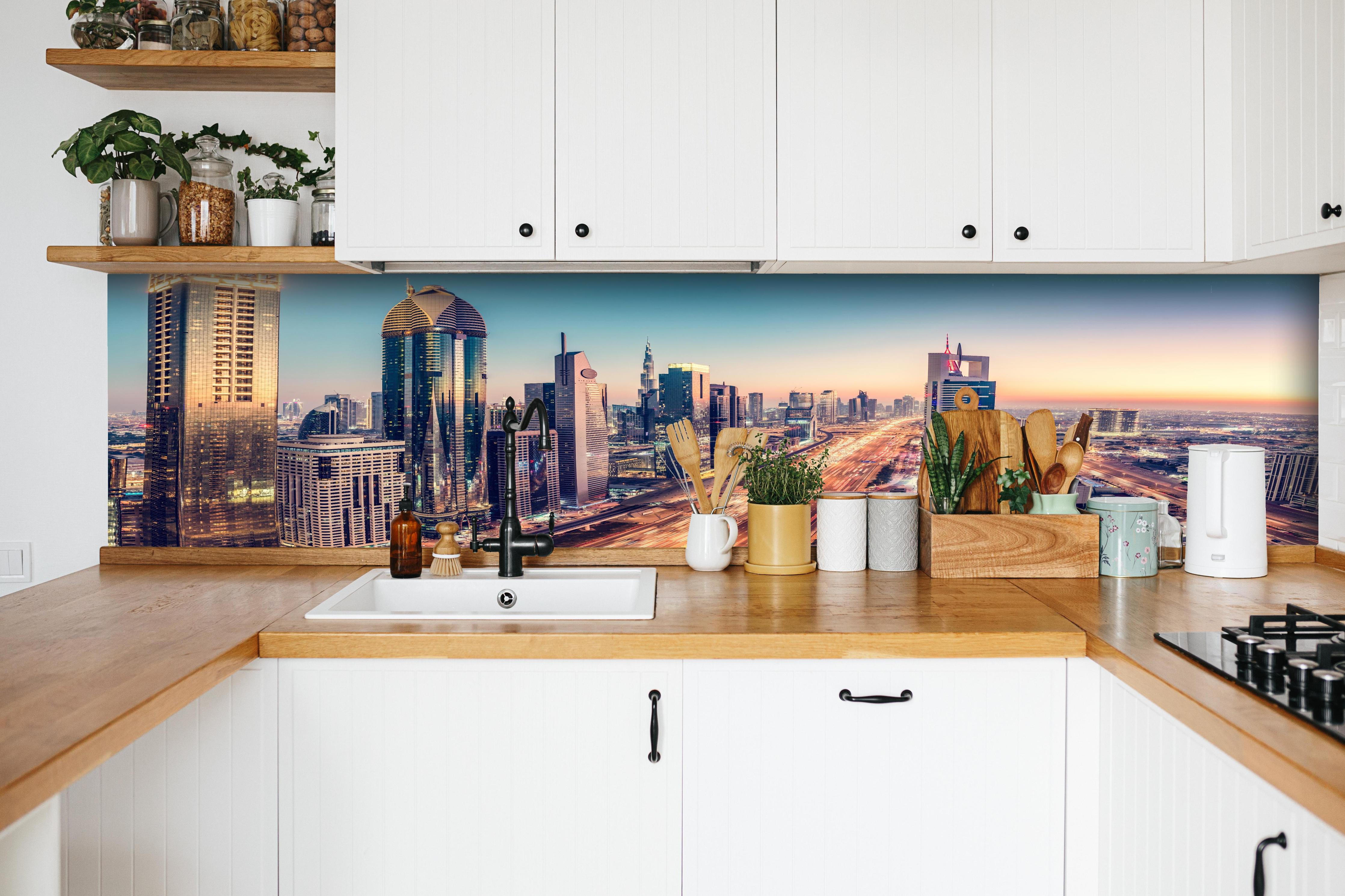 Küche - Wolkenkratzer - Hochhäuser in der Innenstadt von Dubai hinter weißen Hochglanz-Küchenregalen und schwarzem Wasserhahn