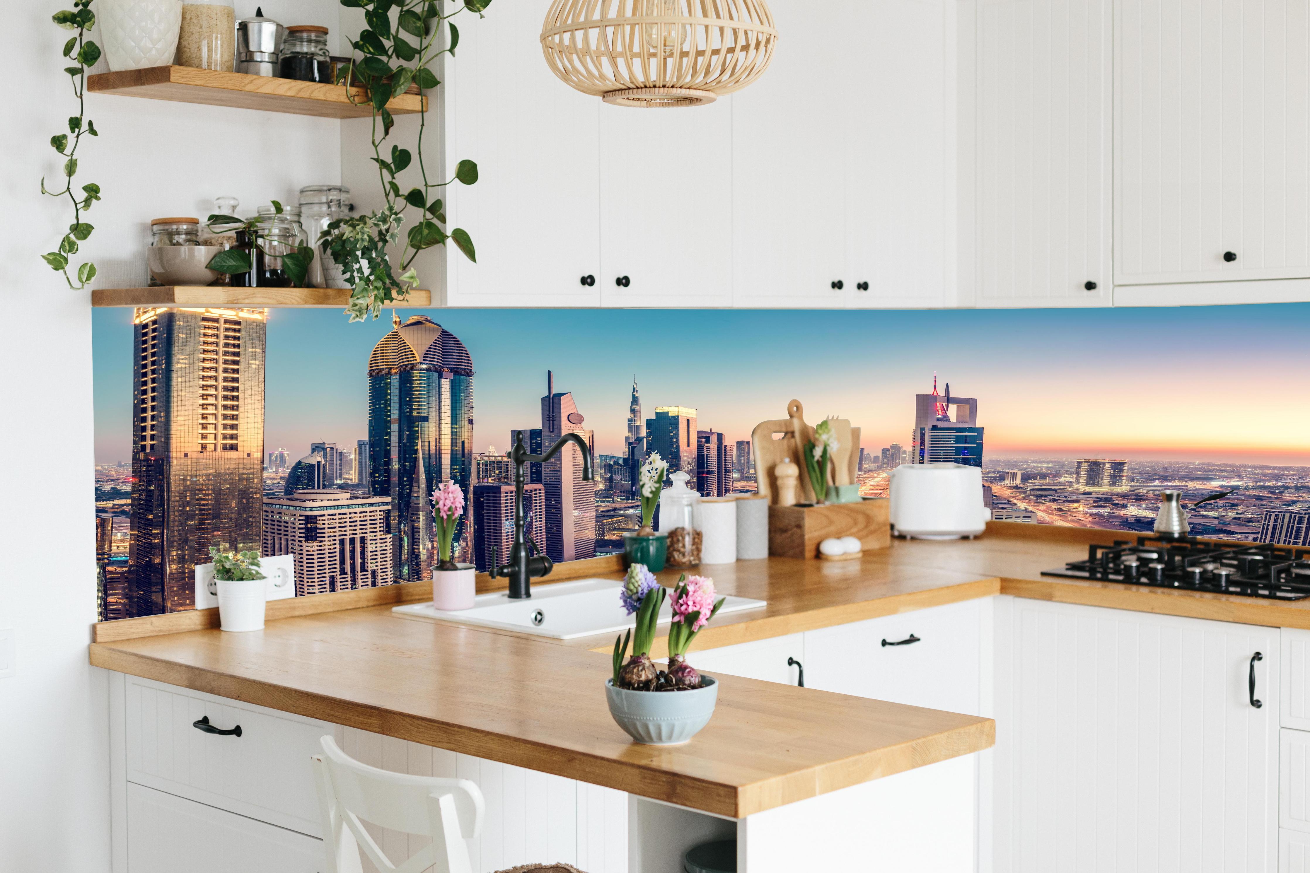 Küche - Wolkenkratzer - Hochhäuser in der Innenstadt von Dubai hinter weißen Hochglanz-Küchenregalen und schwarzem Wasserhahn