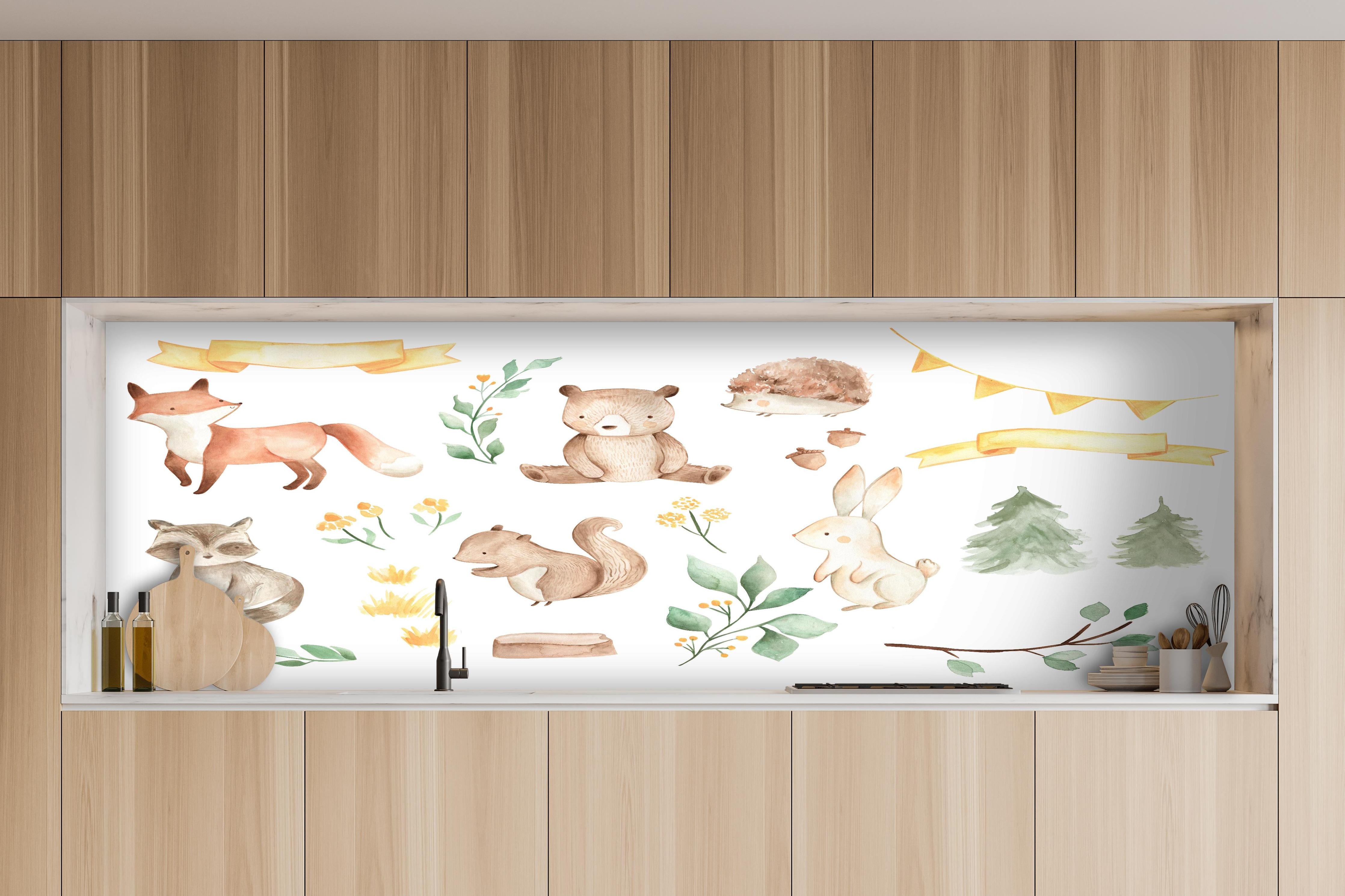 Küche - Woodland Tiere - Aquarell hinter weißen Hochglanz-Küchenregalen und schwarzem Wasserhahn