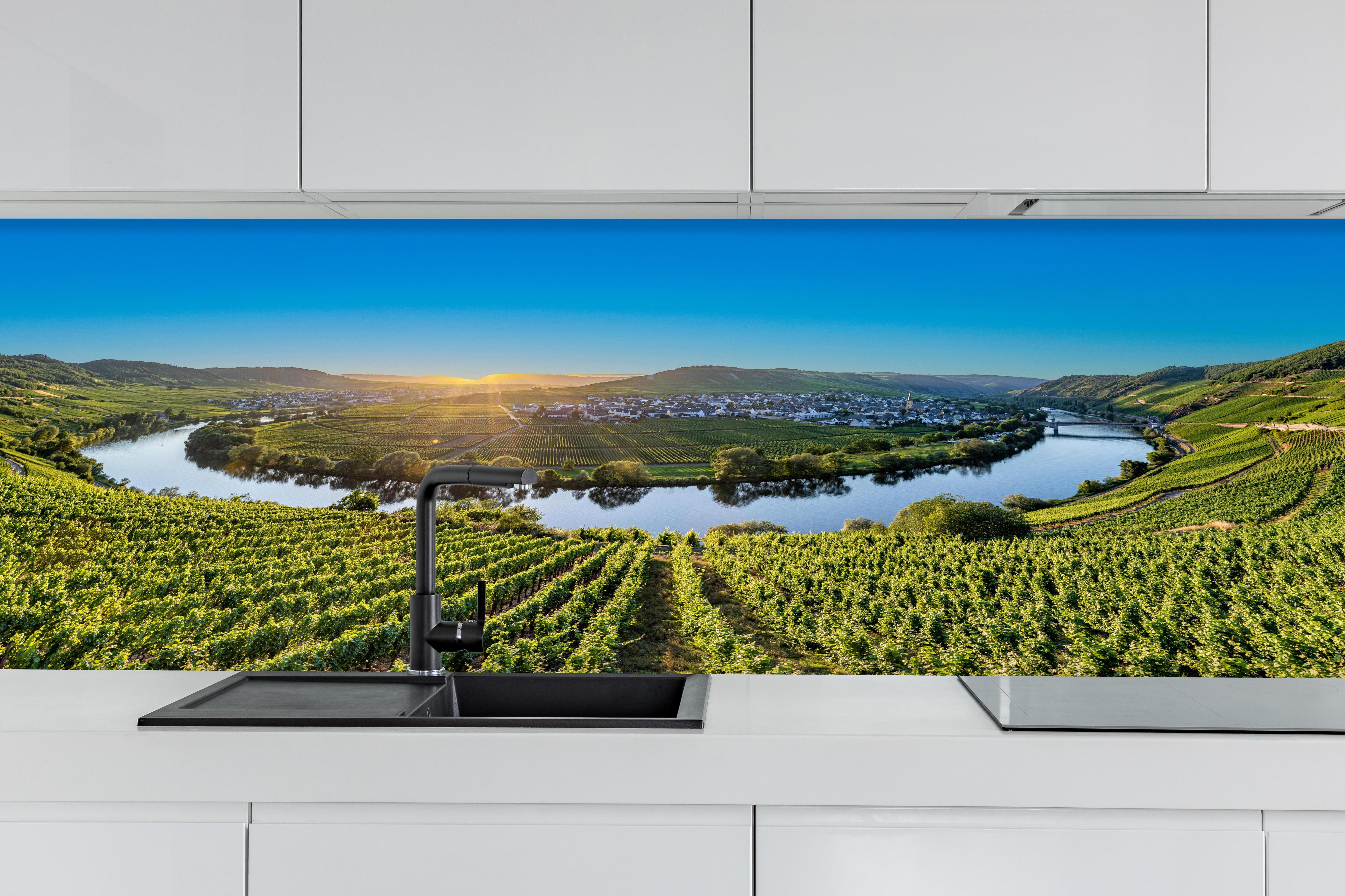 Küche - Wunderschöne Landschaft in Leiwen, Deutschland hinter weißen Hochglanz-Küchenregalen und schwarzem Wasserhahn