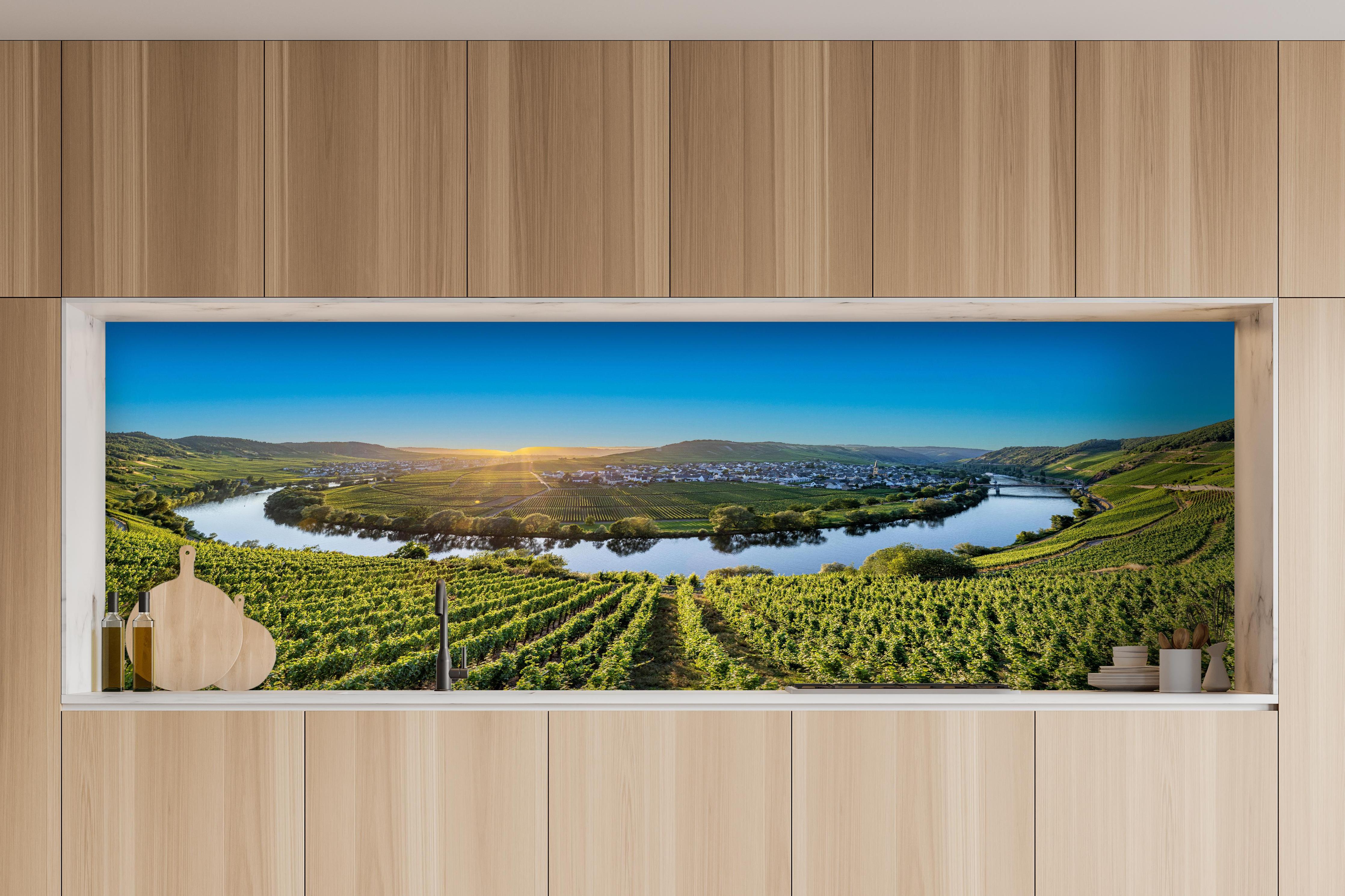 Küche - Wunderschöne Landschaft in Leiwen, Deutschland hinter weißen Hochglanz-Küchenregalen und schwarzem Wasserhahn