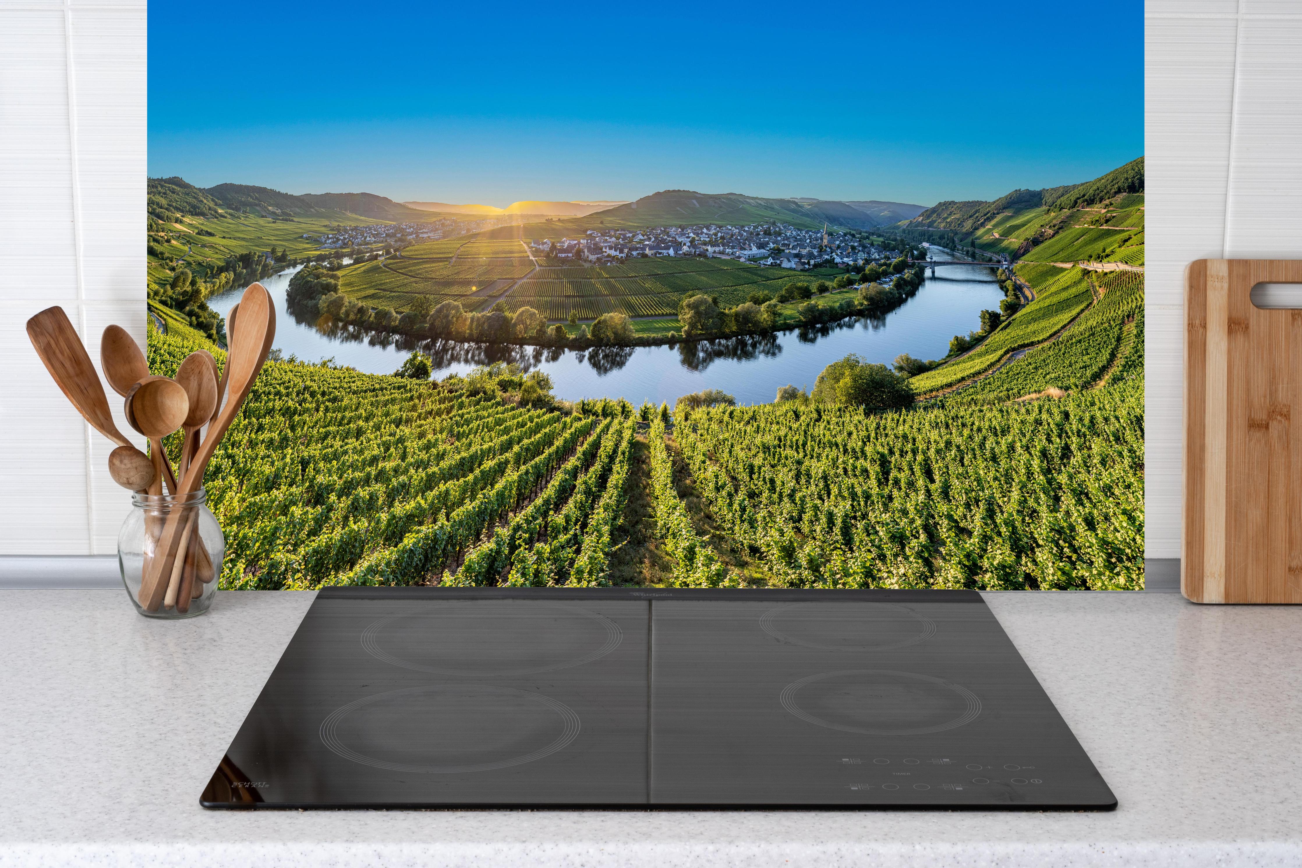 Küche - Wunderschöne Landschaft in Leiwen, Deutschland hinter weißen Hochglanz-Küchenregalen und schwarzem Wasserhahn