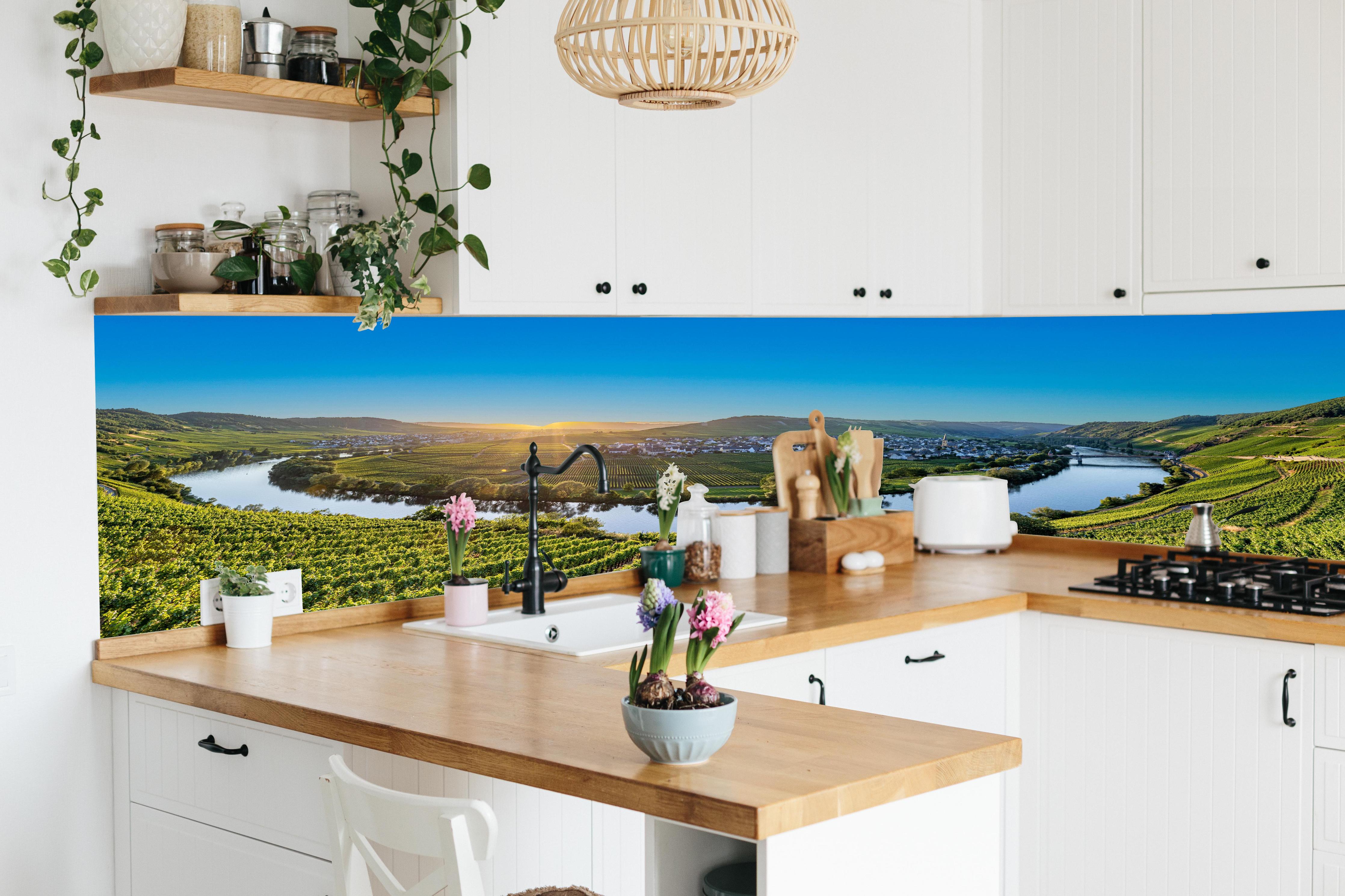 Küche - Wunderschöne Landschaft in Leiwen, Deutschland hinter weißen Hochglanz-Küchenregalen und schwarzem Wasserhahn