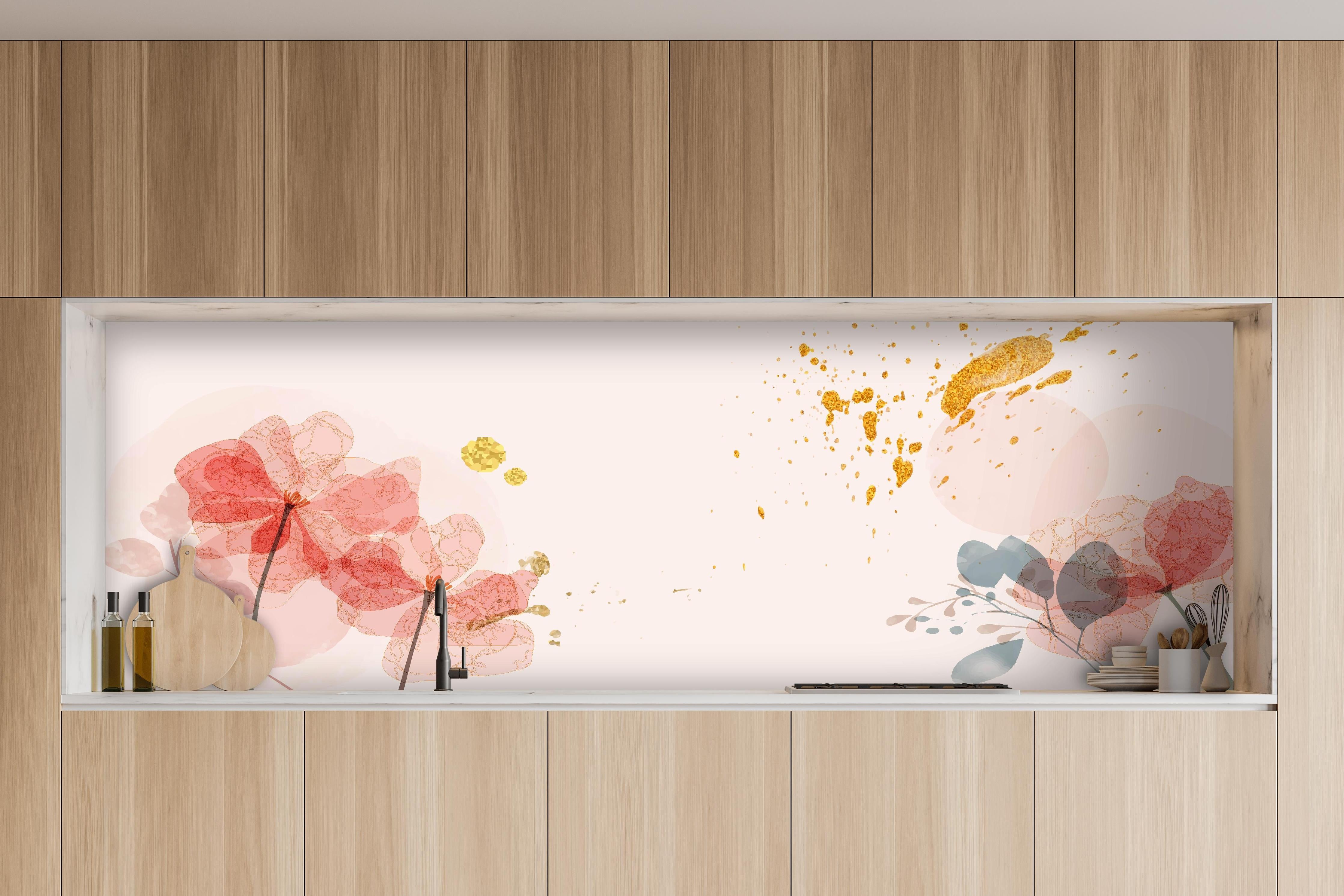 Küche - Zarte Aquarell Blumen in Pastellfarben hinter weißen Hochglanz-Küchenregalen und schwarzem Wasserhahn