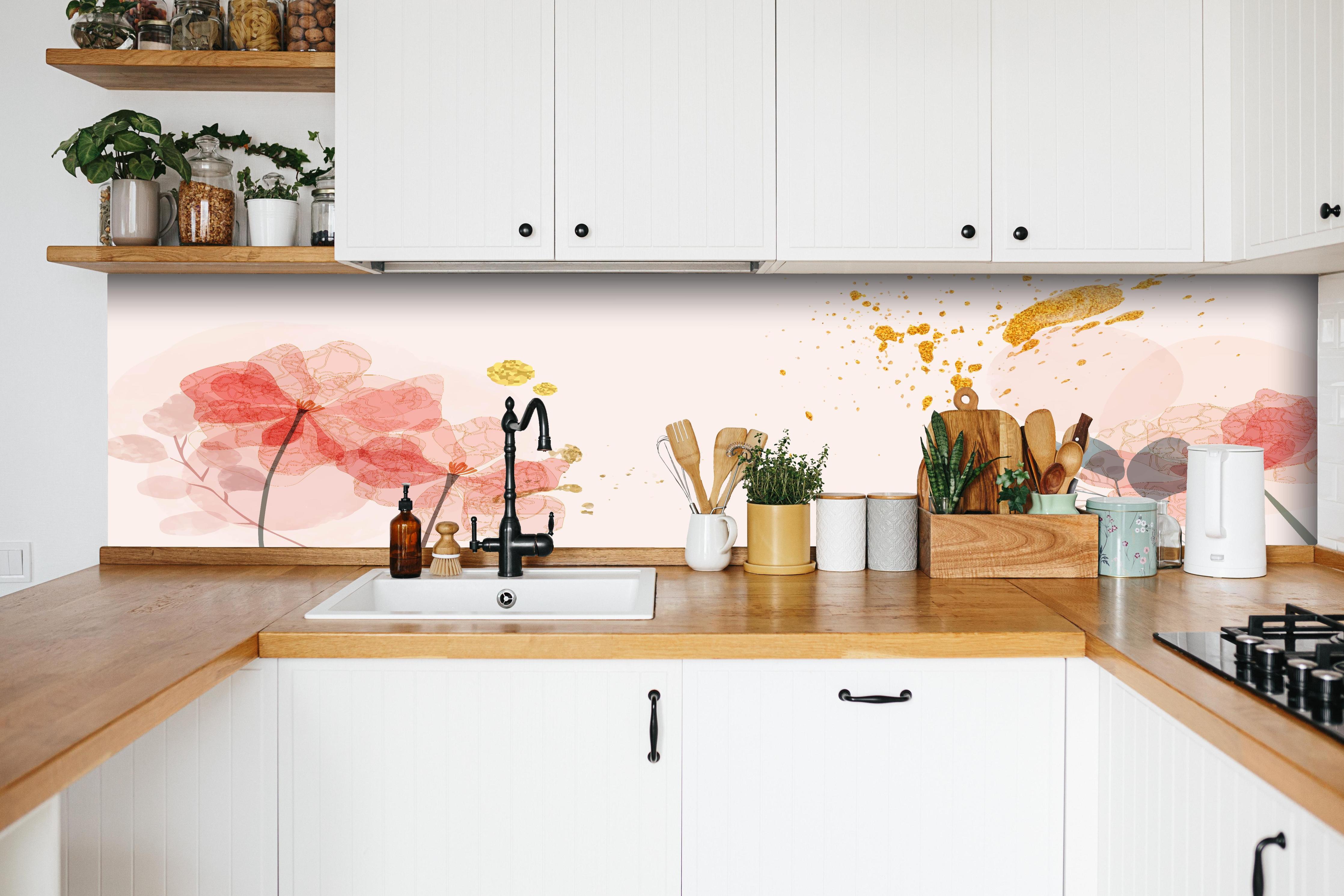 Küche - Zarte Aquarell Blumen in Pastellfarben hinter weißen Hochglanz-Küchenregalen und schwarzem Wasserhahn