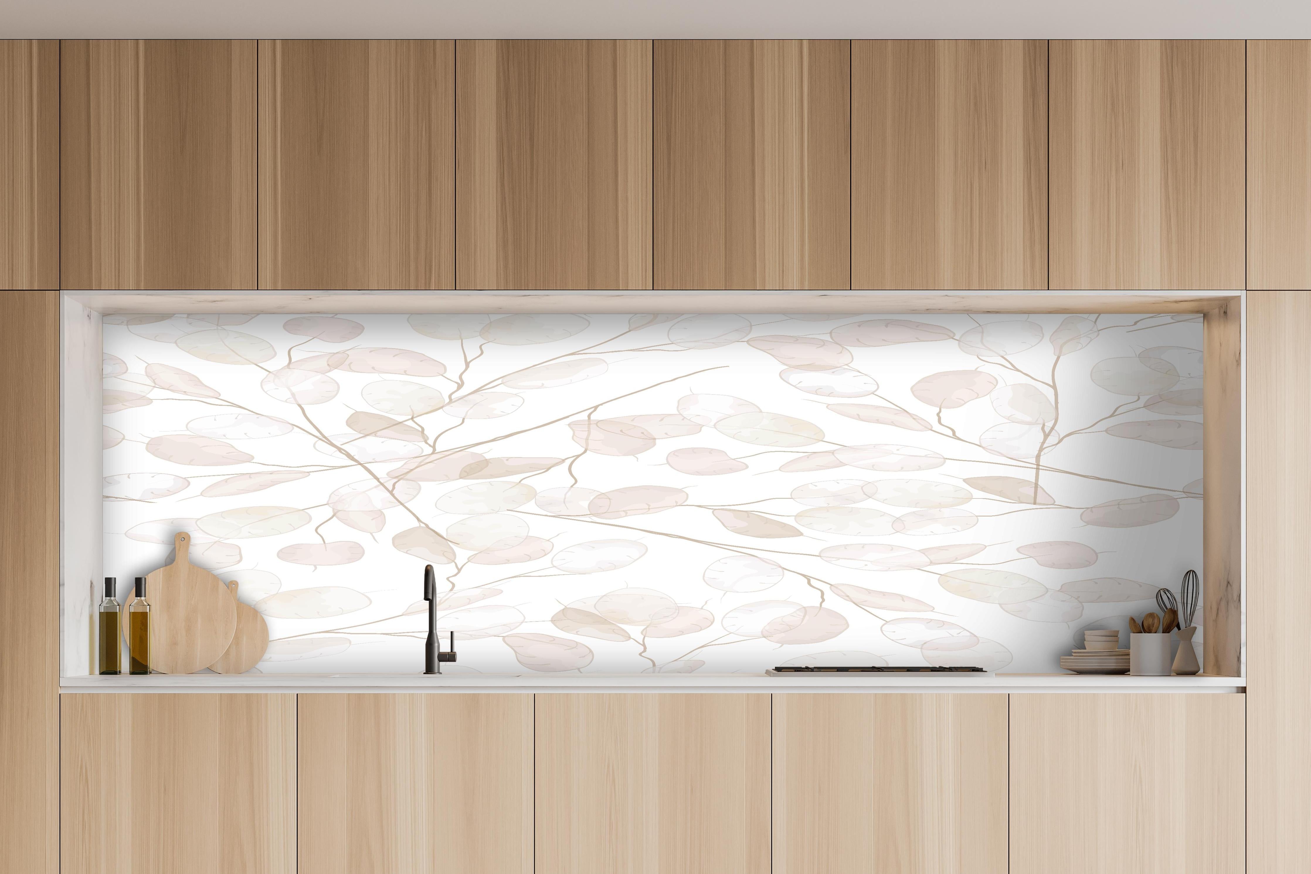 Küche - Zarte Blattstruktur in Weiß-Grau hinter weißen Hochglanz-Küchenregalen und schwarzem Wasserhahn