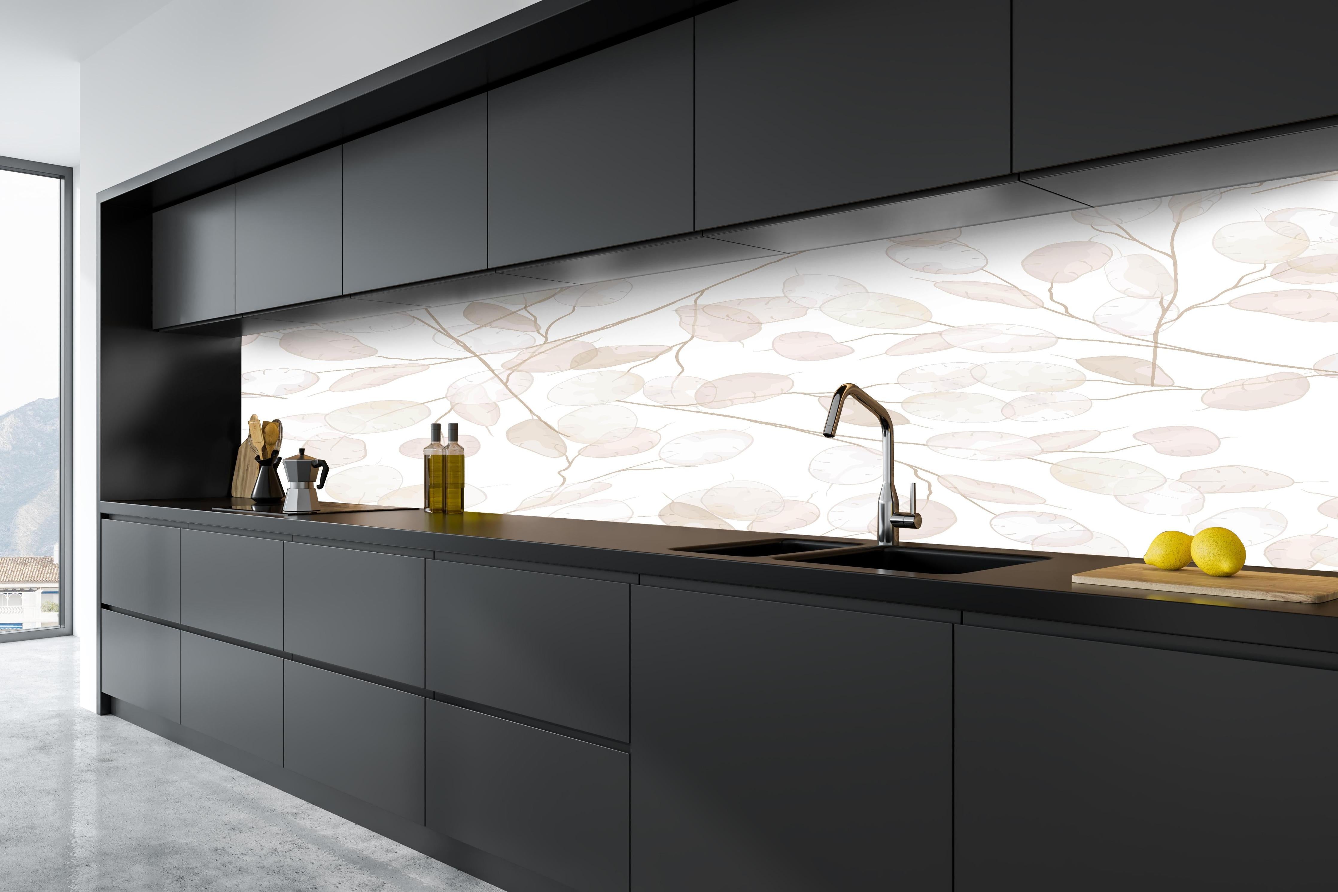 Küche - Zarte Blattstruktur in Weiß-Grau hinter weißen Hochglanz-Küchenregalen und schwarzem Wasserhahn