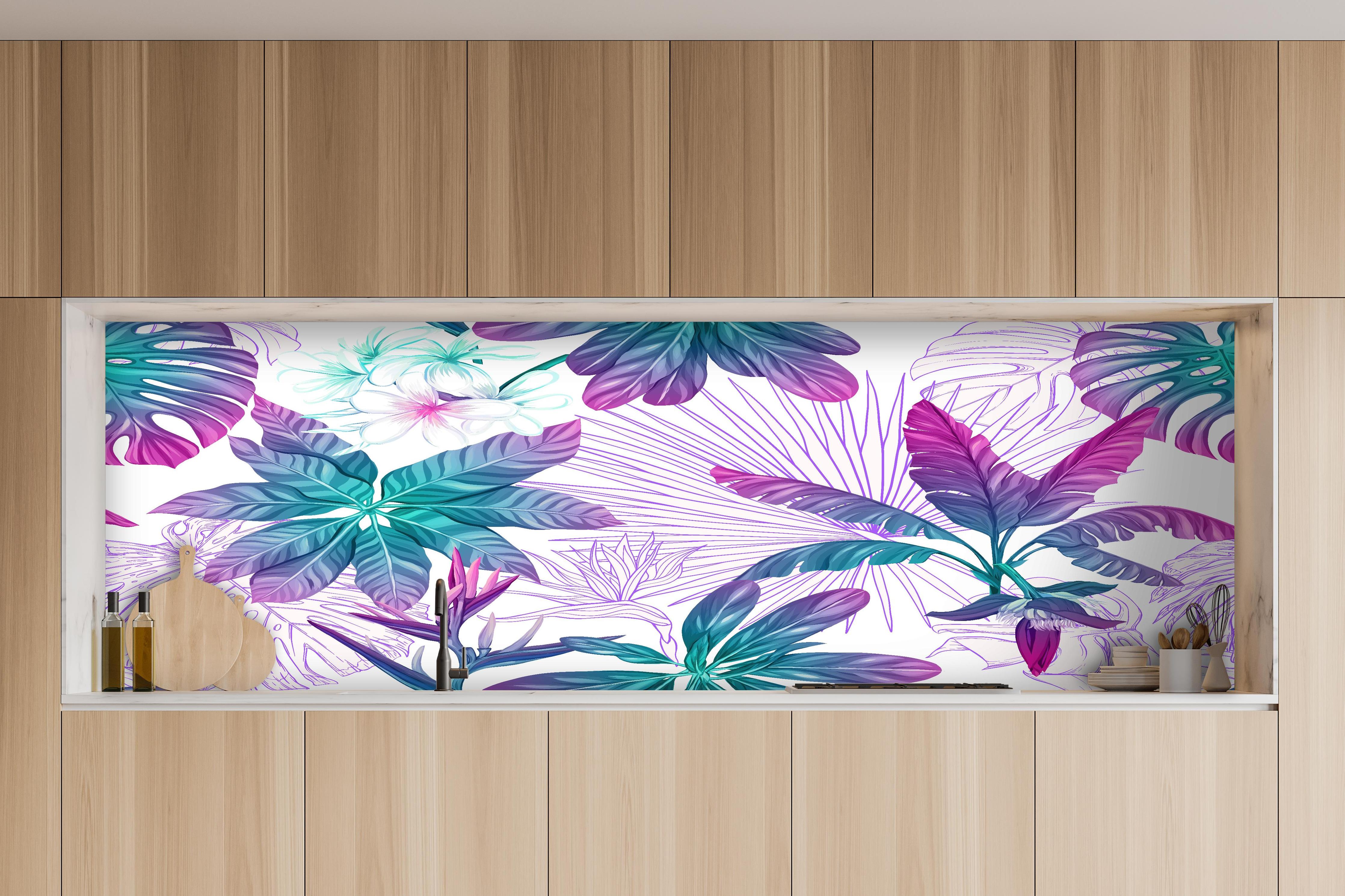 Küche - Zarte Blumenmuster in Weiß und Grau - Botanische Vielfalt in monochromer Eleganz hinter weißen Hochglanz-Küchenregalen und schwarzem Wasserhahn