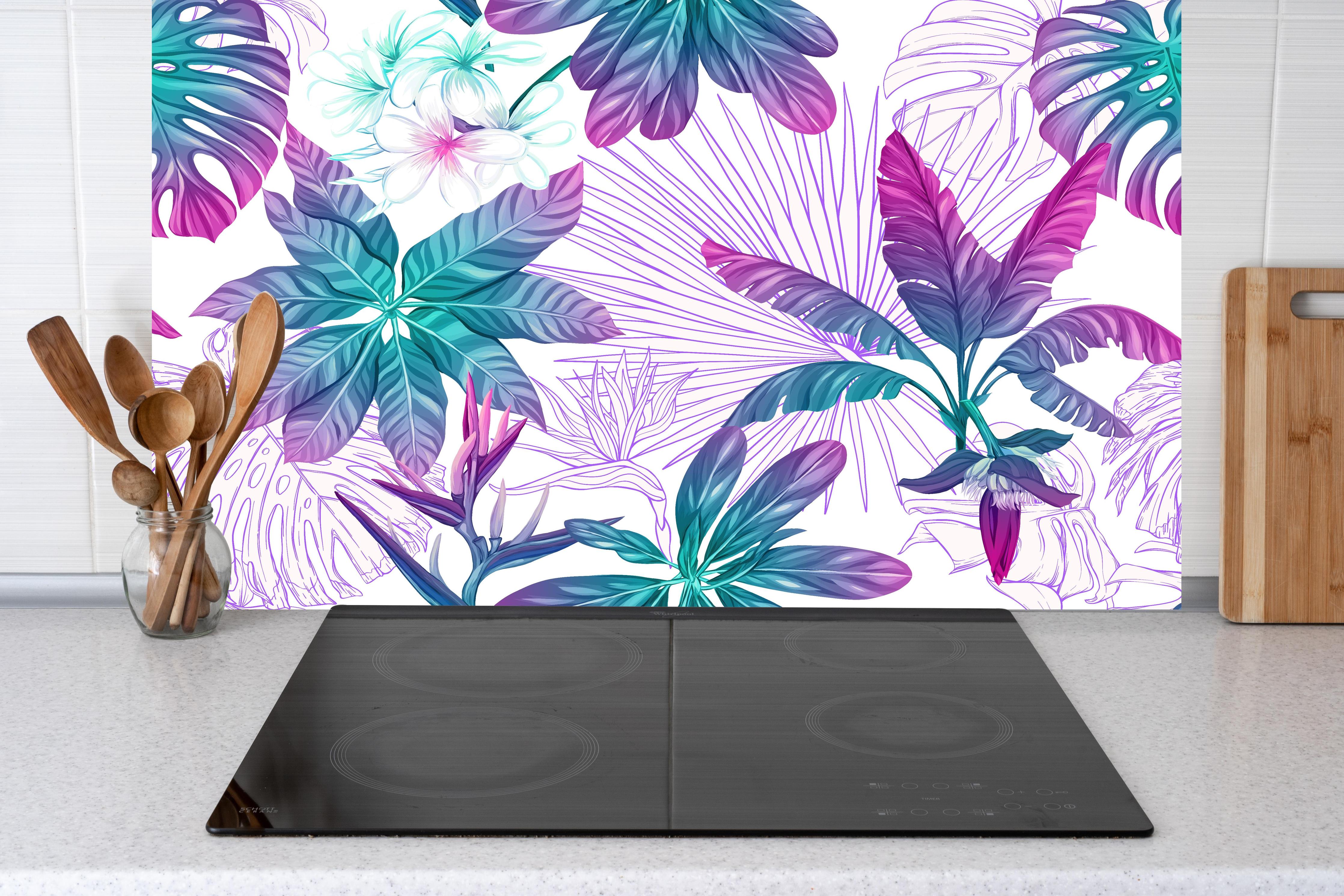 Küche - Zarte Blumenmuster in Weiß und Grau - Botanische Vielfalt in monochromer Eleganz hinter weißen Hochglanz-Küchenregalen und schwarzem Wasserhahn