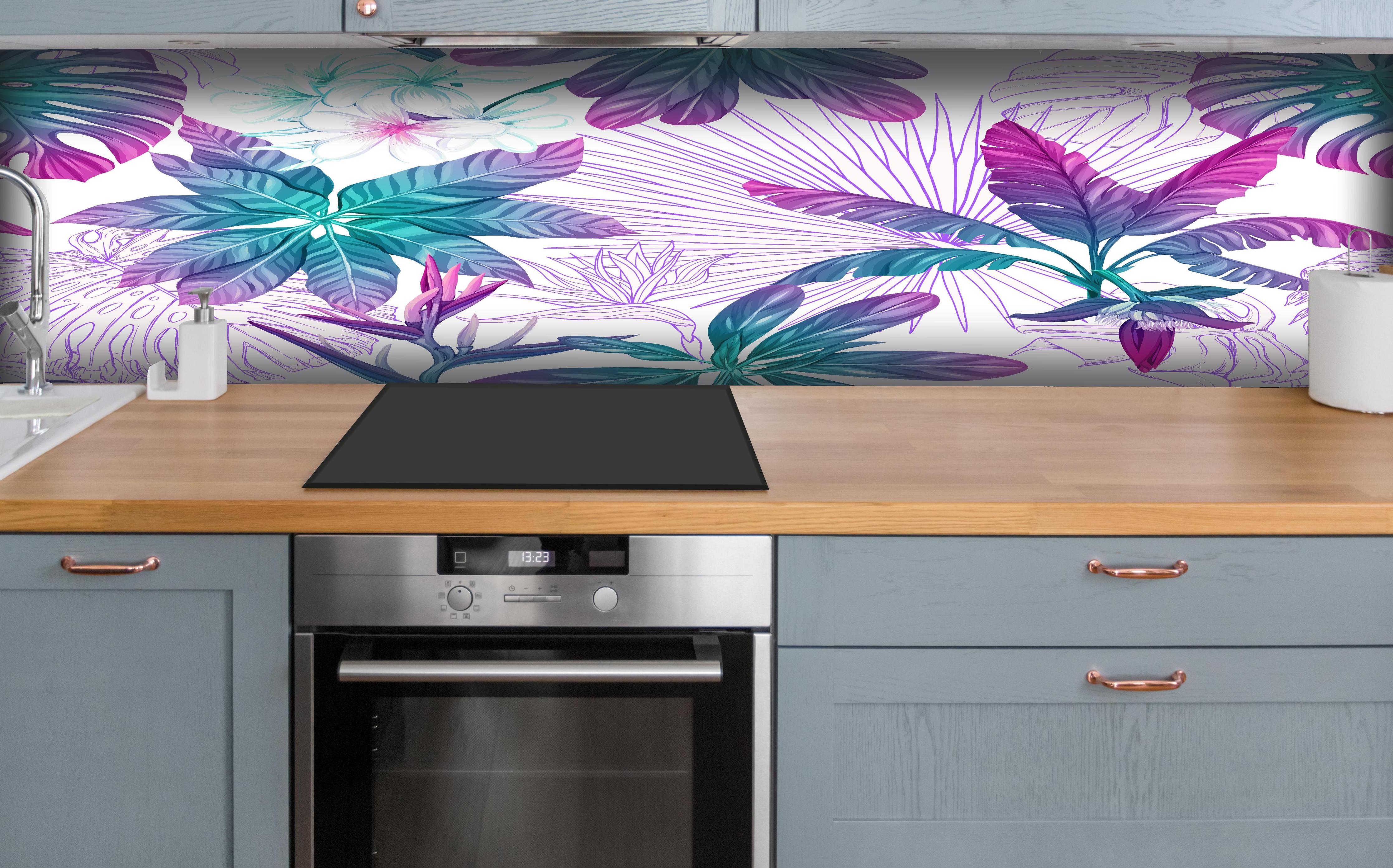 Küche - Zarte Blumenmuster in Weiß und Grau - Botanische Vielfalt in monochromer Eleganz hinter weißen Hochglanz-Küchenregalen und schwarzem Wasserhahn