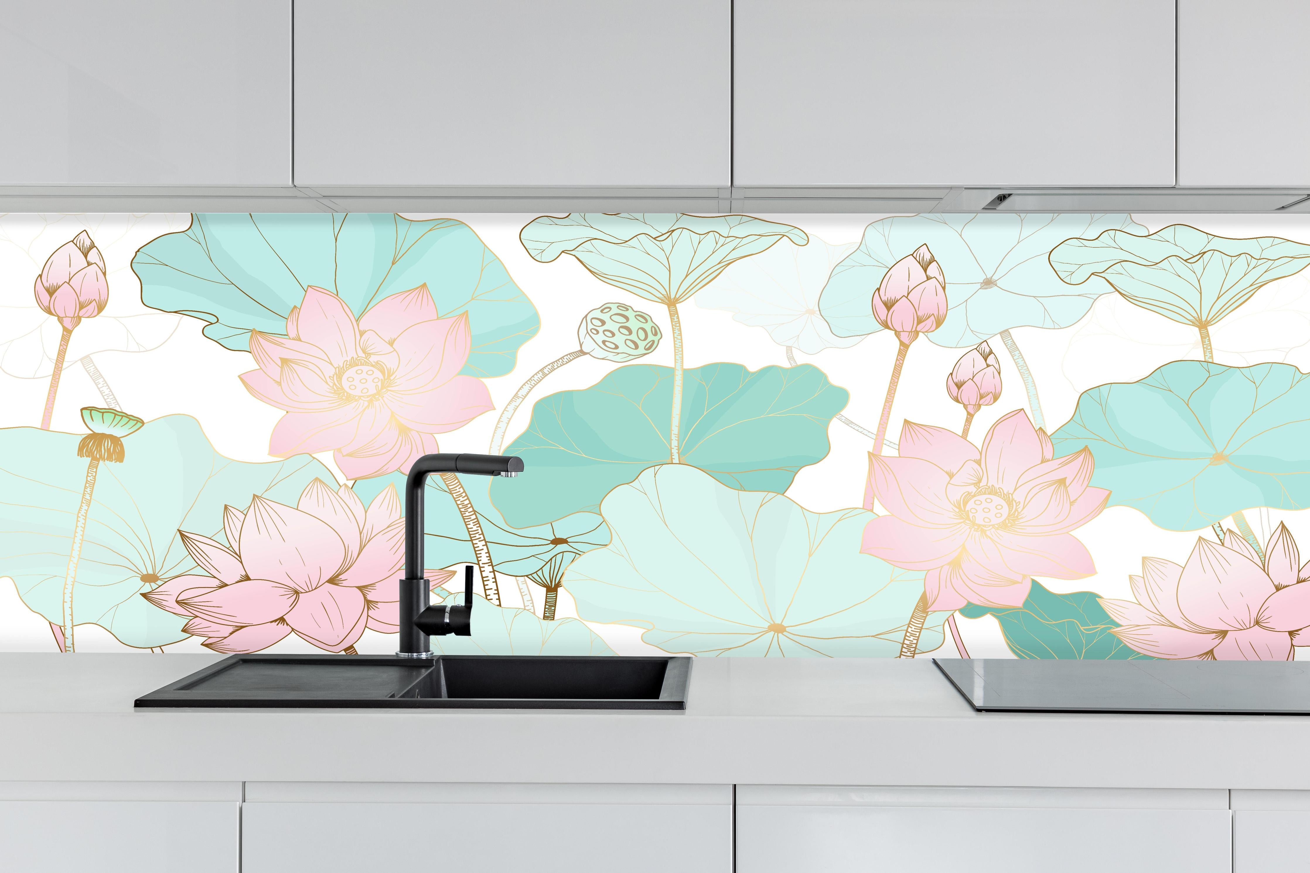 Küche - Zarte Lotusblume Muster Illustration Pastell hinter weißen Hochglanz-Küchenregalen und schwarzem Wasserhahn