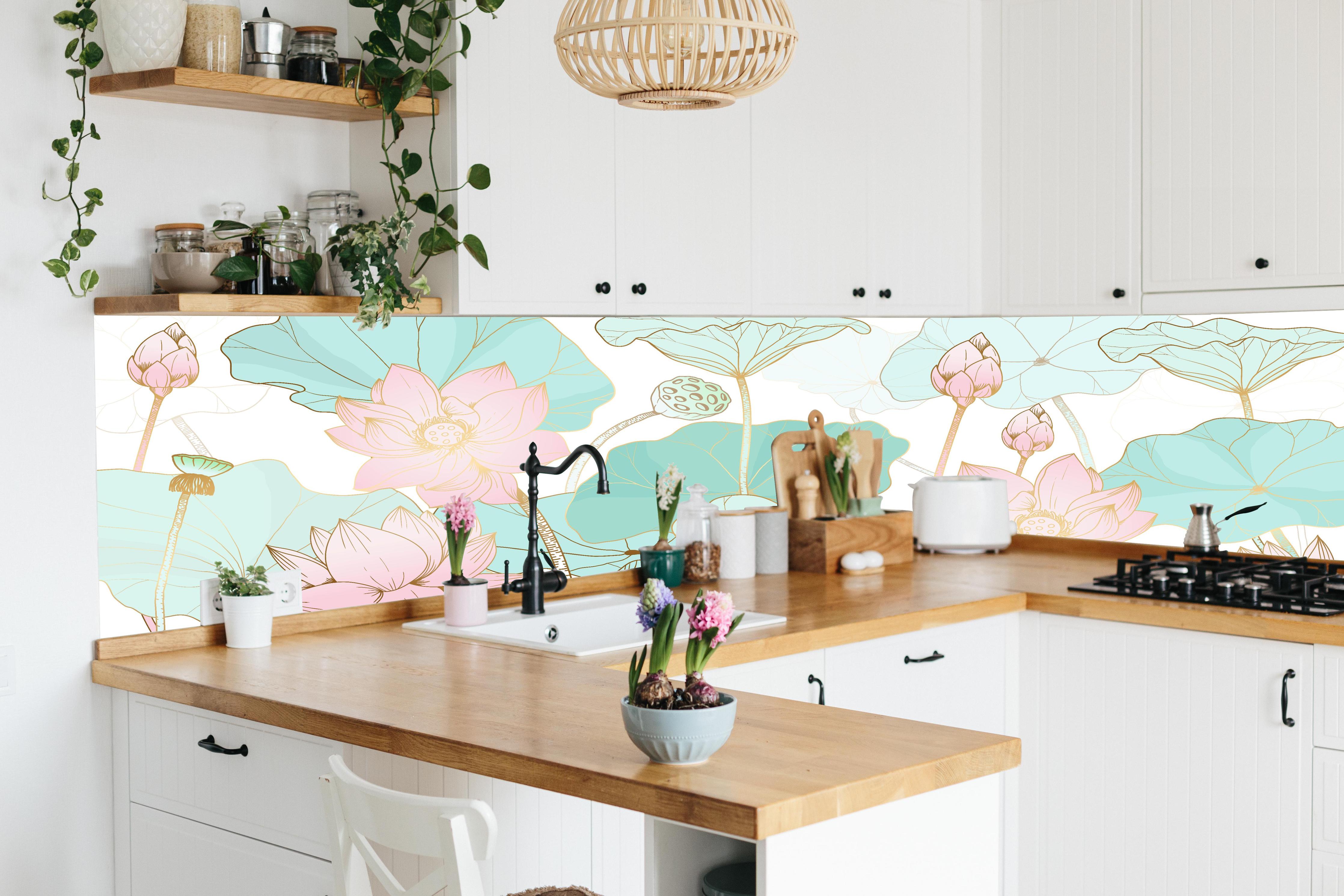 Küche - Zarte Lotusblume Muster Illustration Pastell hinter weißen Hochglanz-Küchenregalen und schwarzem Wasserhahn