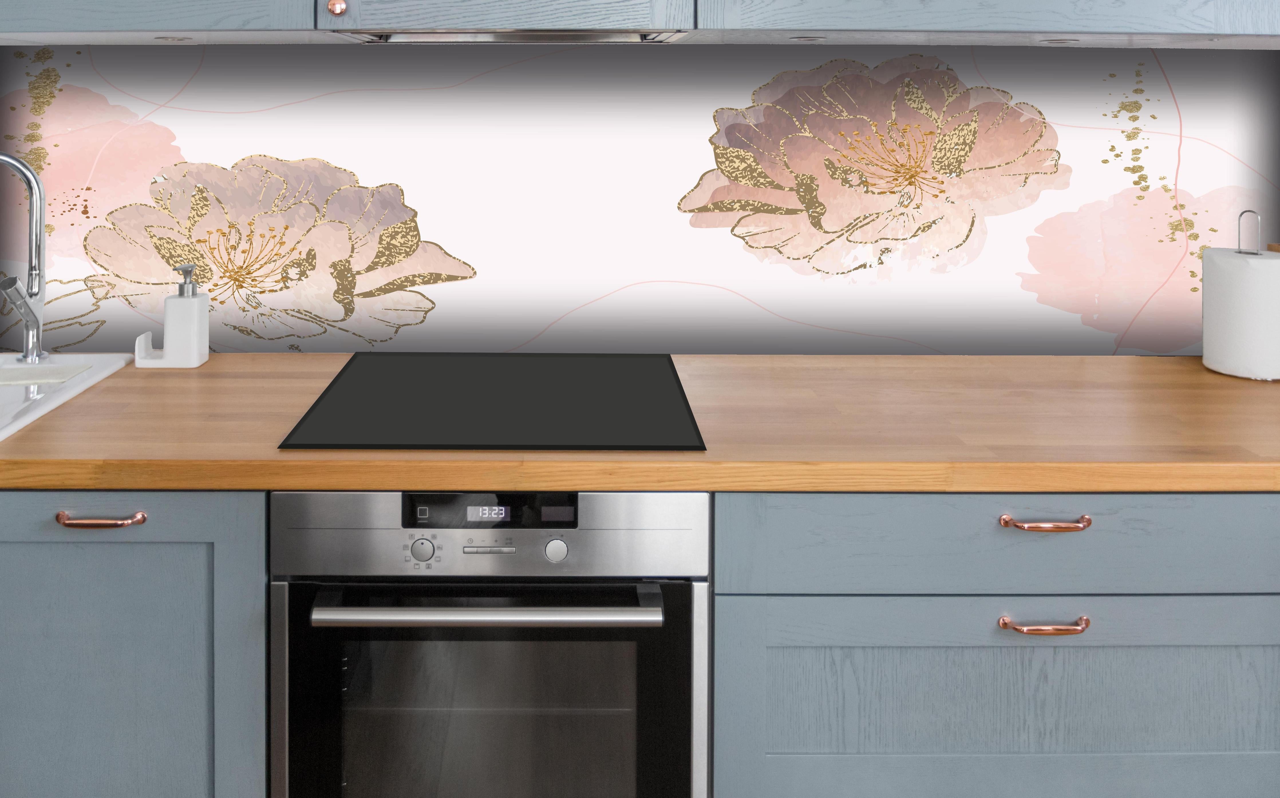 Küche - Zarte Pastell-Blumenmuster auf hellem Grund hinter weißen Hochglanz-Küchenregalen und schwarzem Wasserhahn