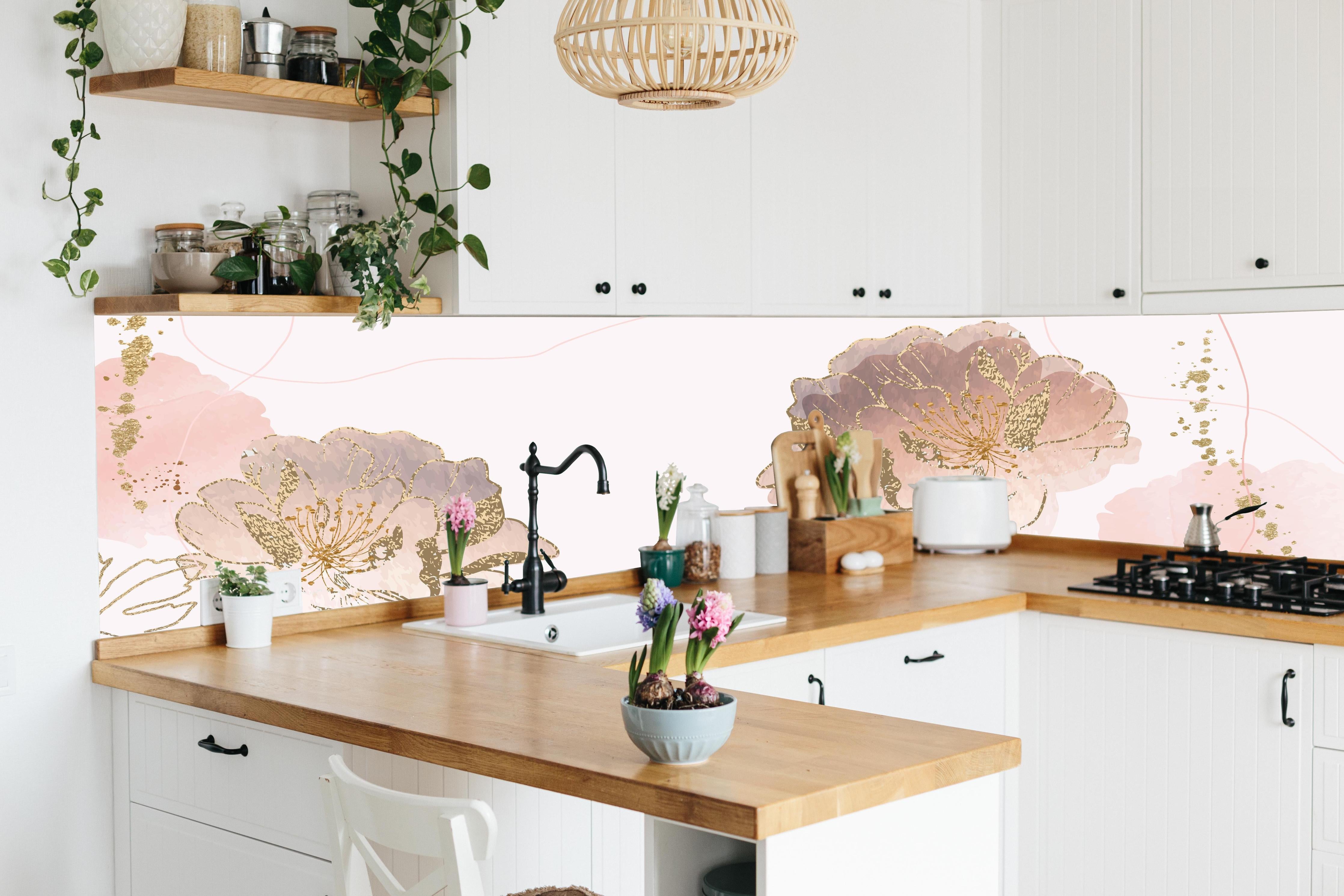 Küche - Zarte Pastell-Blumenmuster auf hellem Grund hinter weißen Hochglanz-Küchenregalen und schwarzem Wasserhahn