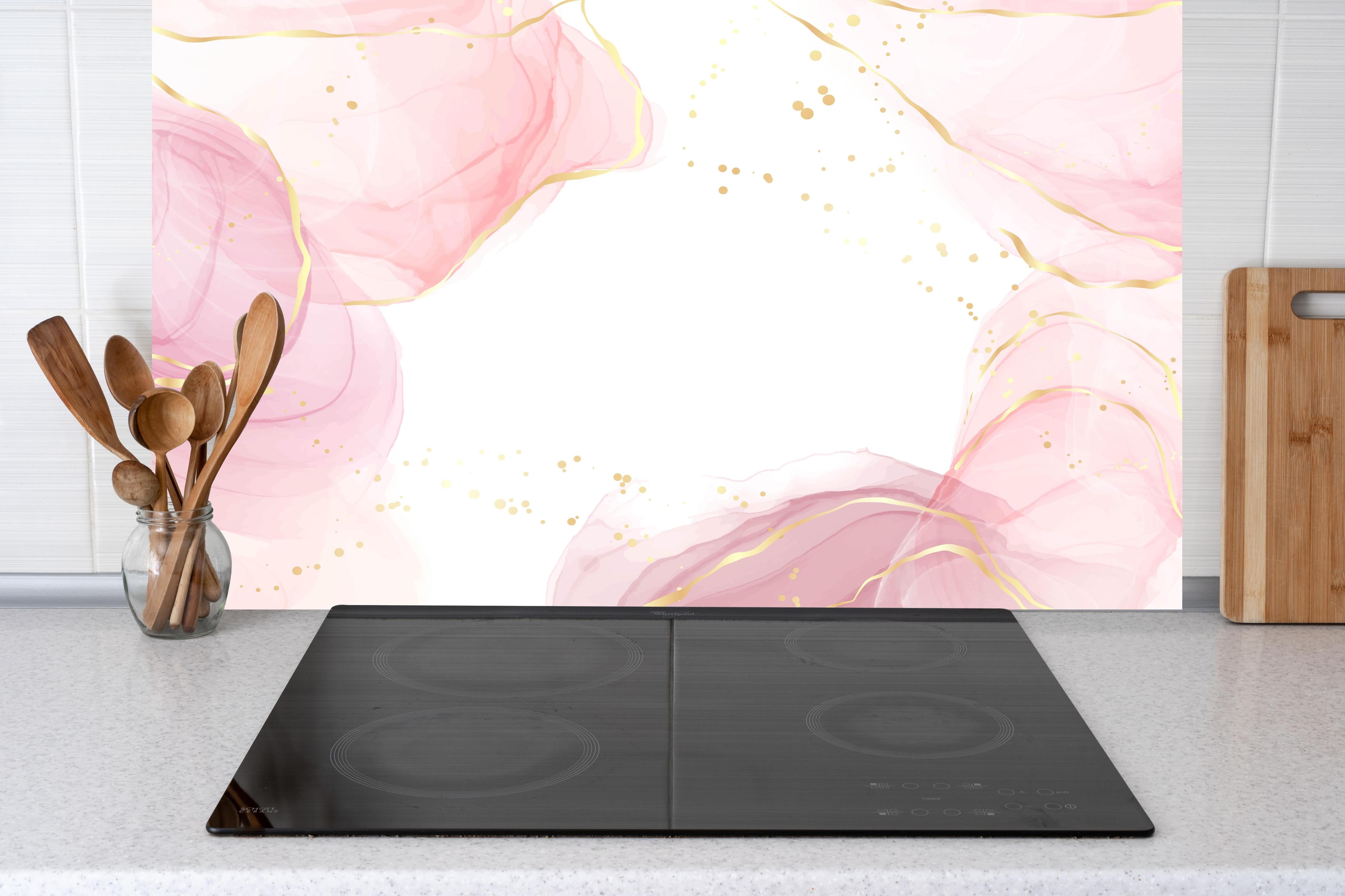 Küche - Zarte Rosa Blumen mit Goldakzenten Kunst hinter weißen Hochglanz-Küchenregalen und schwarzem Wasserhahn