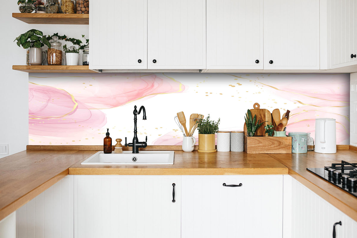 Küche - Zarte Rosa Blumen mit Goldakzenten Kunst hinter weißen Hochglanz-Küchenregalen und schwarzem Wasserhahn