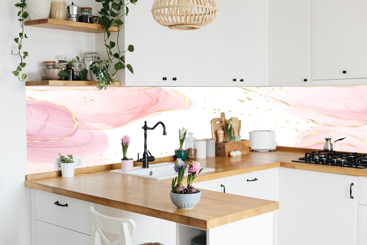 Küche - Zarte Rosa Blumen mit Goldakzenten Kunst hinter weißen Hochglanz-Küchenregalen und schwarzem Wasserhahn