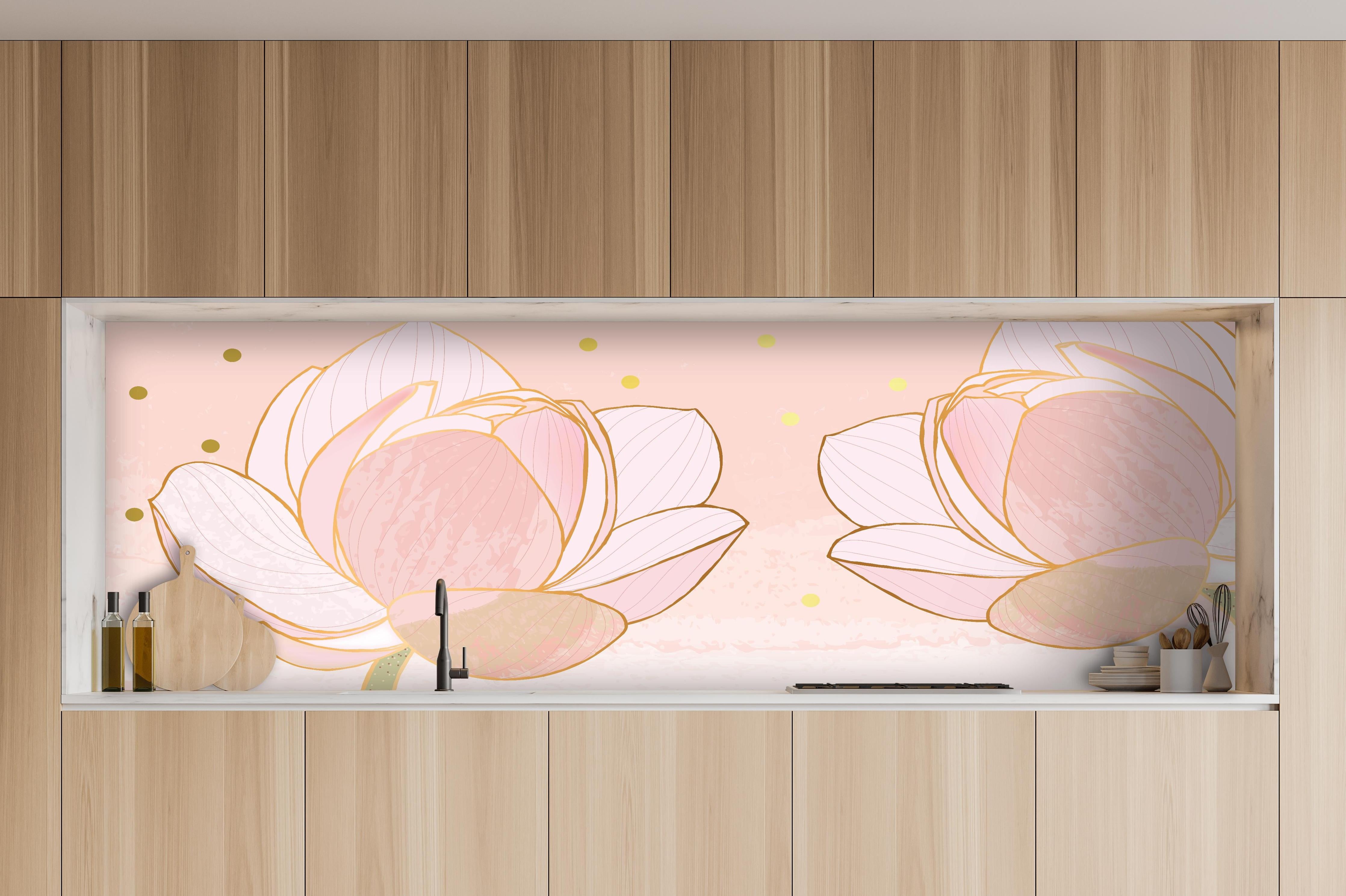 Küche - Zarte Rosa Lotusblumen mit Goldenen Details hinter weißen Hochglanz-Küchenregalen und schwarzem Wasserhahn