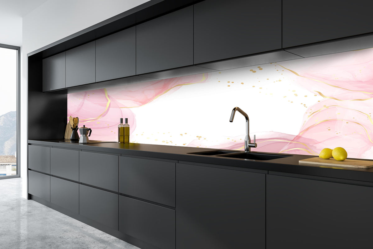 Küche - Zarte Roséfarbene Abstrakte Komposition hinter weißen Hochglanz-Küchenregalen und schwarzem Wasserhahn