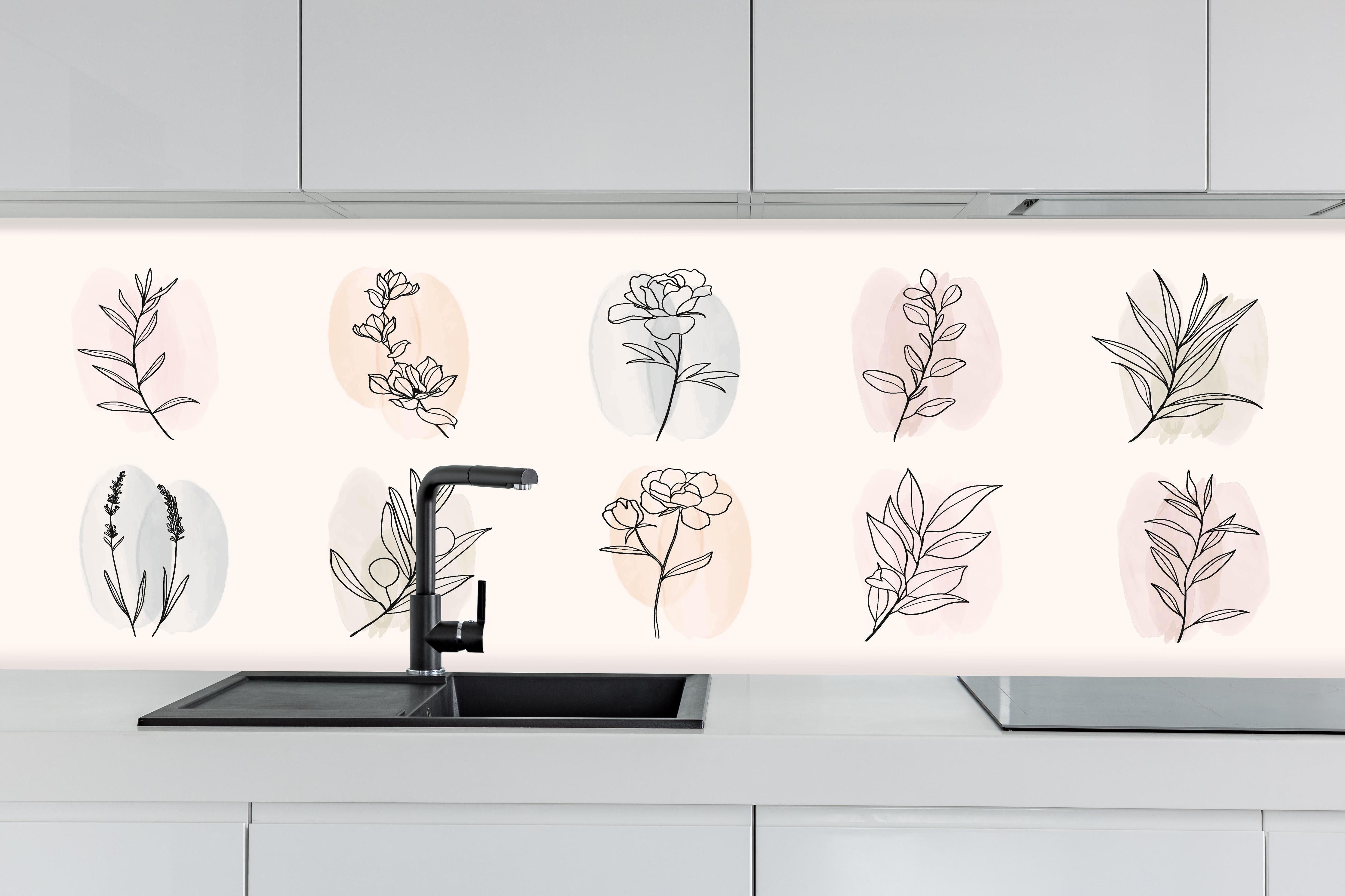 Küche - Zarte florale Lineart Zeichnung Kunstdruck hinter weißen Hochglanz-Küchenregalen und schwarzem Wasserhahn