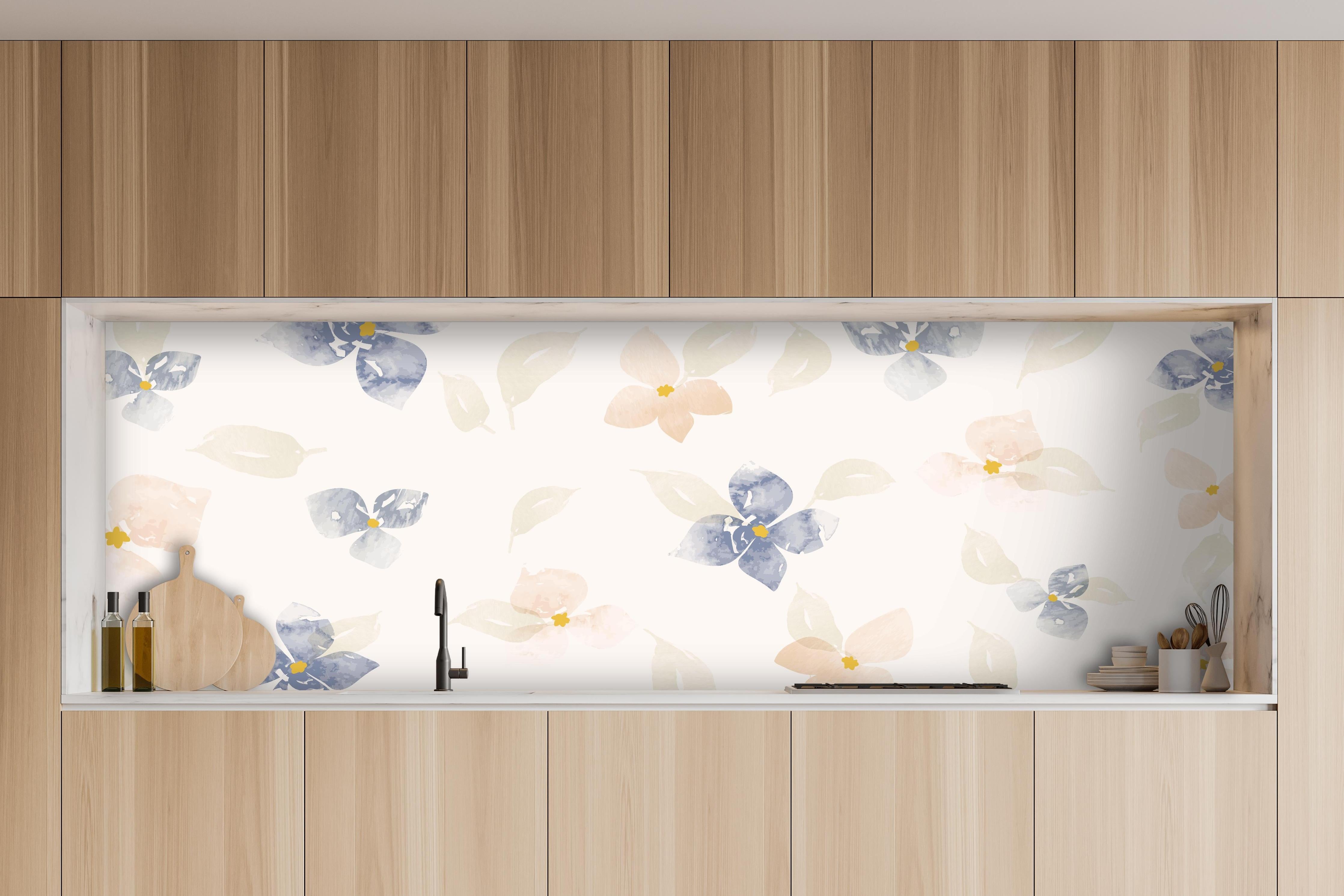 Küche - Zartes Blumenmuster in Pastellfarben hinter weißen Hochglanz-Küchenregalen und schwarzem Wasserhahn