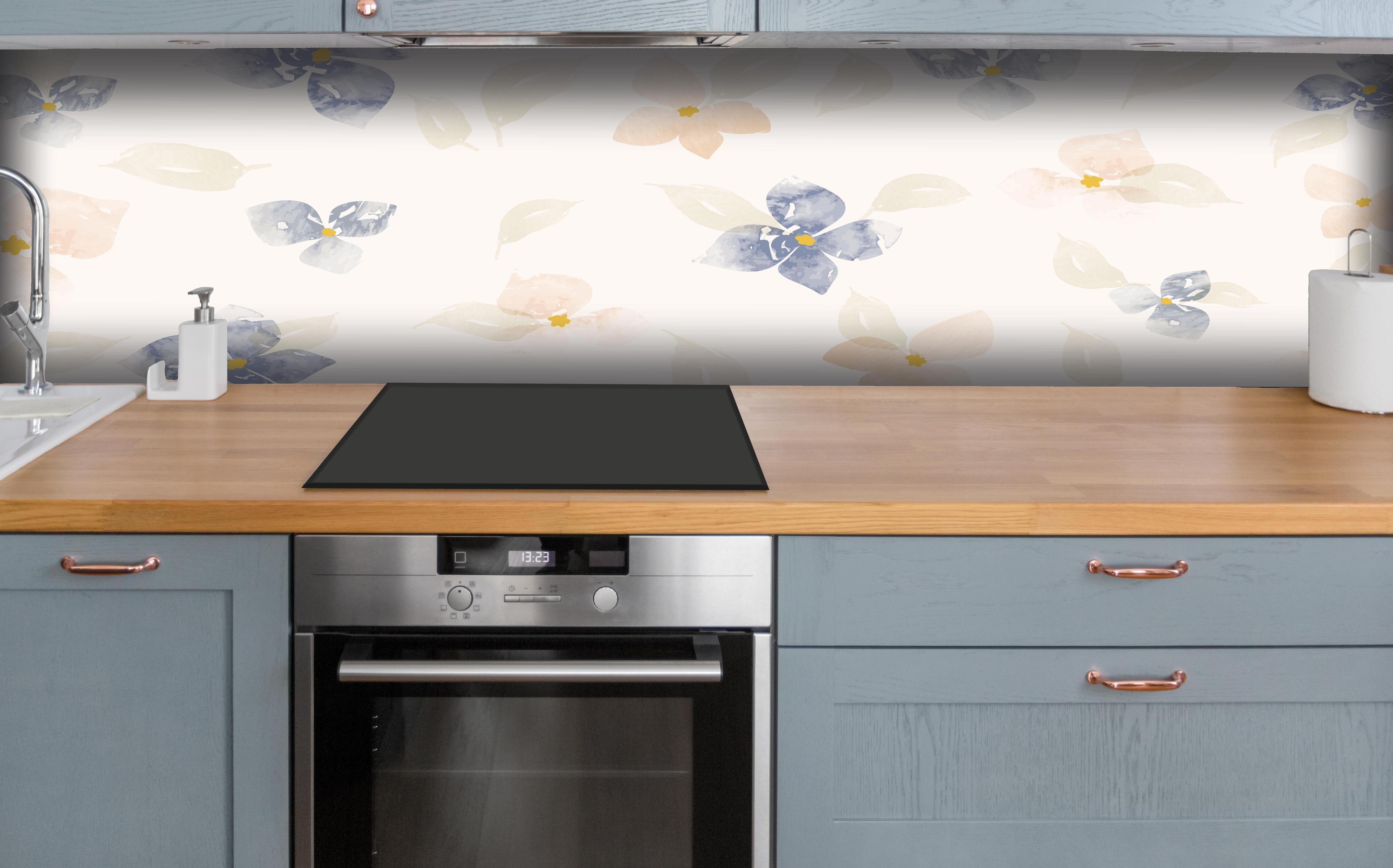 Küche - Zartes Blumenmuster in Pastellfarben hinter weißen Hochglanz-Küchenregalen und schwarzem Wasserhahn