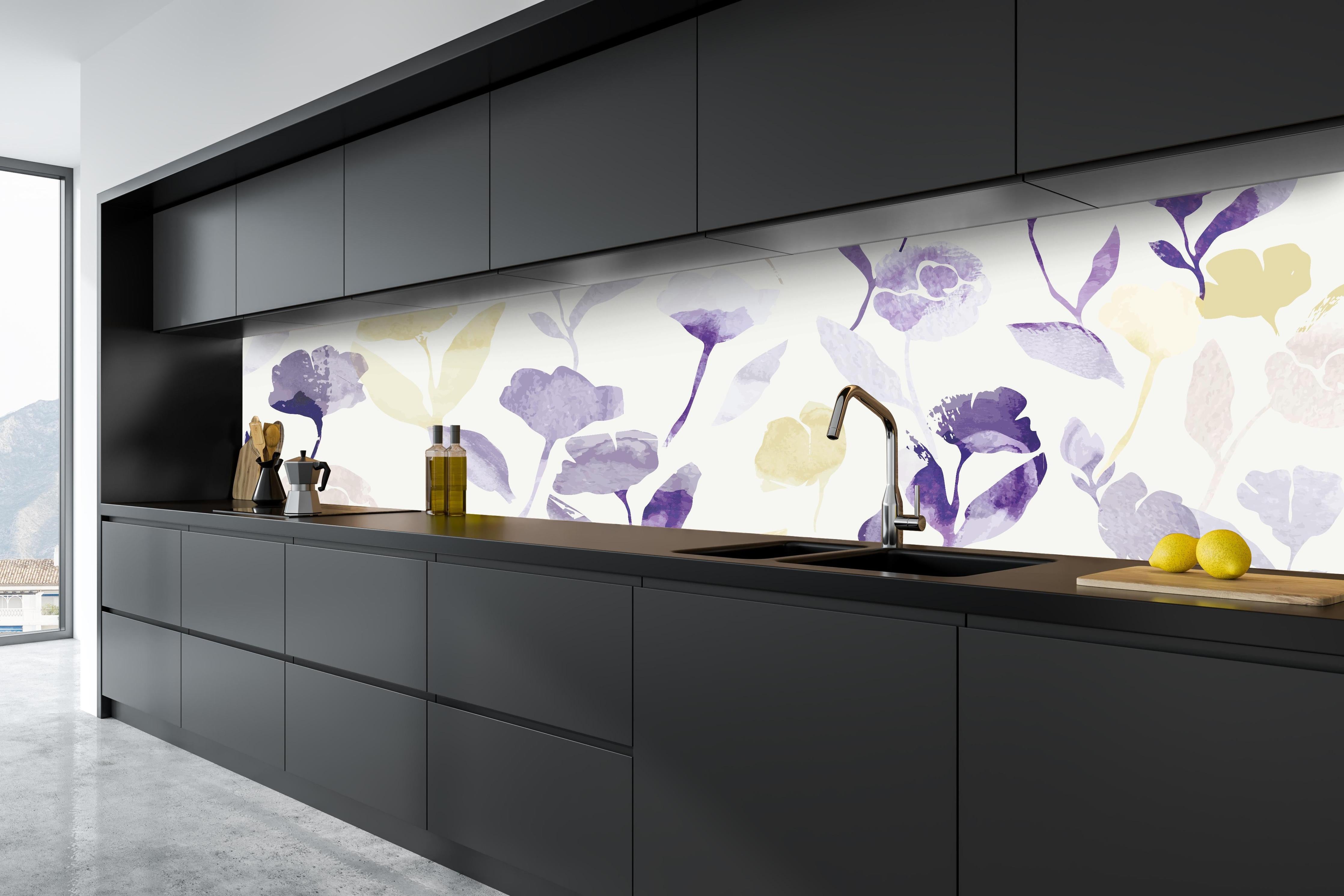 Küche - Zartes Blumenmuster in Pastelltönen Aquarell hinter weißen Hochglanz-Küchenregalen und schwarzem Wasserhahn