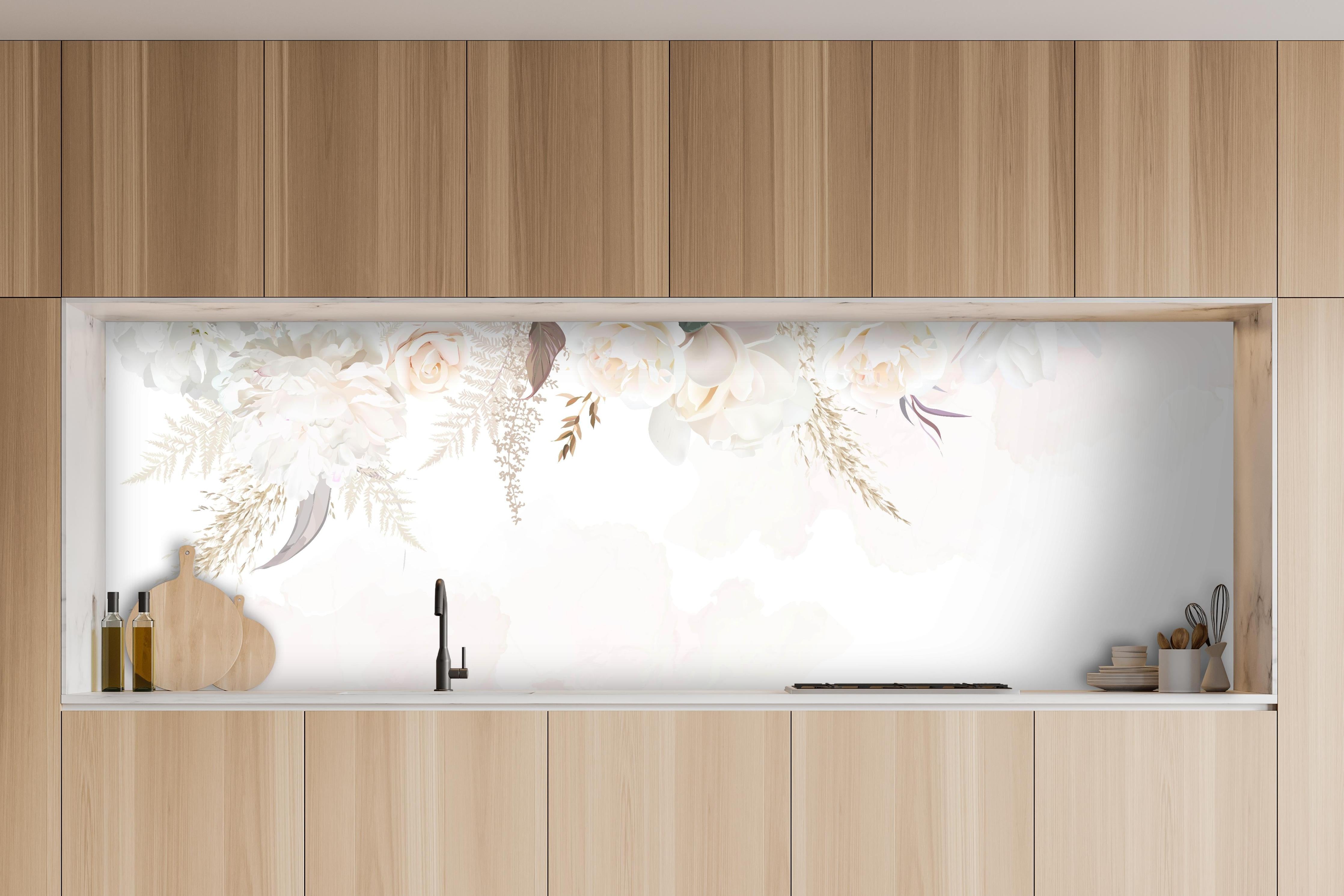 Küche - Zartes Blumenmuster in Weiß und Pastell hinter weißen Hochglanz-Küchenregalen und schwarzem Wasserhahn