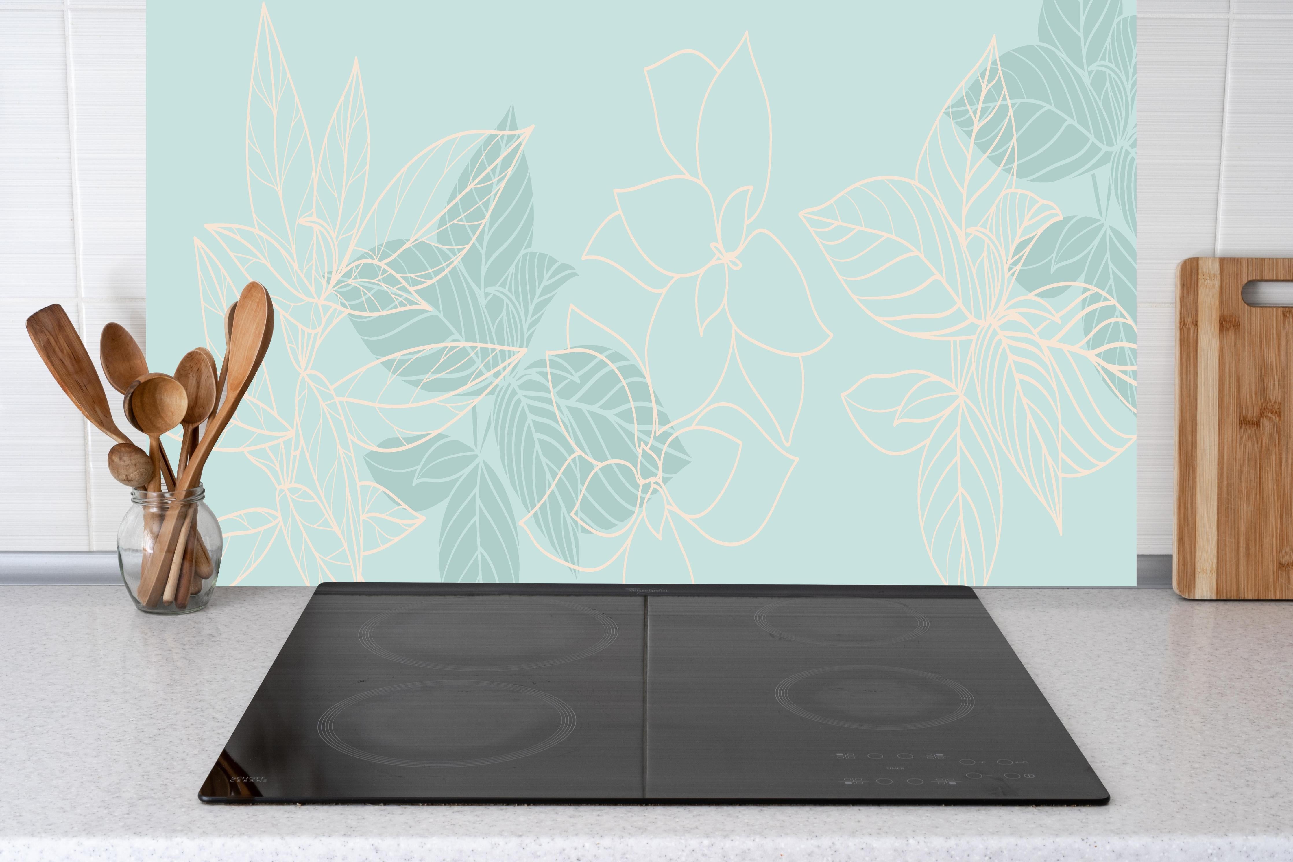 Küche - Zartes Lineart Blumen Design Pastelltürkis hinter weißen Hochglanz-Küchenregalen und schwarzem Wasserhahn