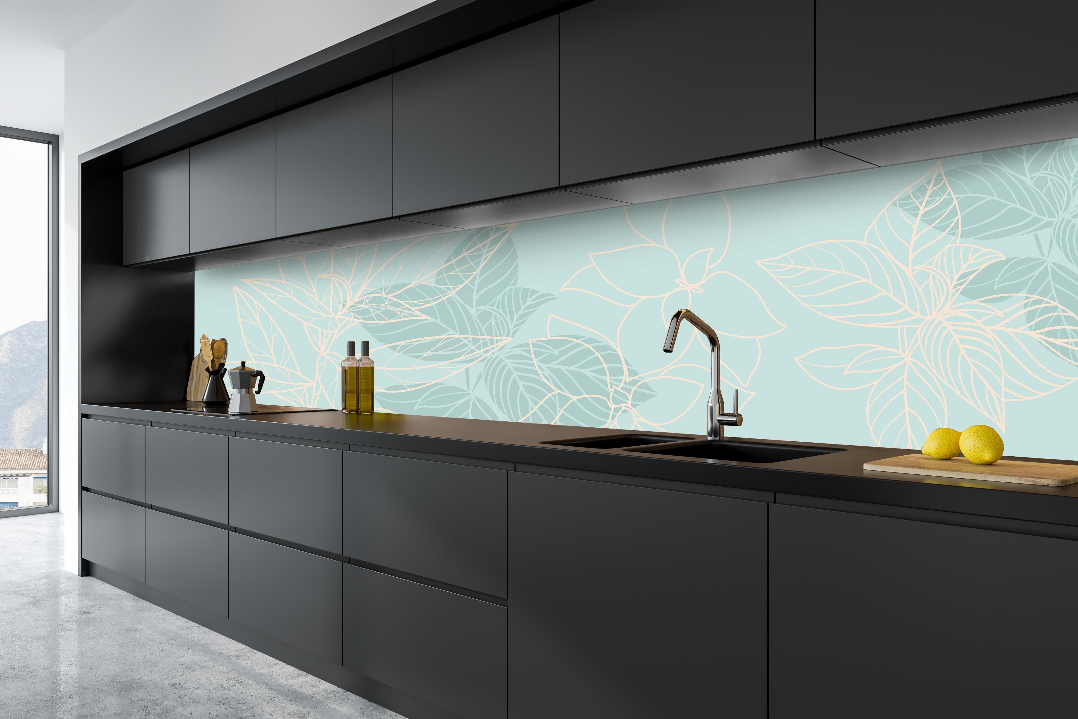 Küche - Zartes Lineart Blumen Design Pastelltürkis hinter weißen Hochglanz-Küchenregalen und schwarzem Wasserhahn
