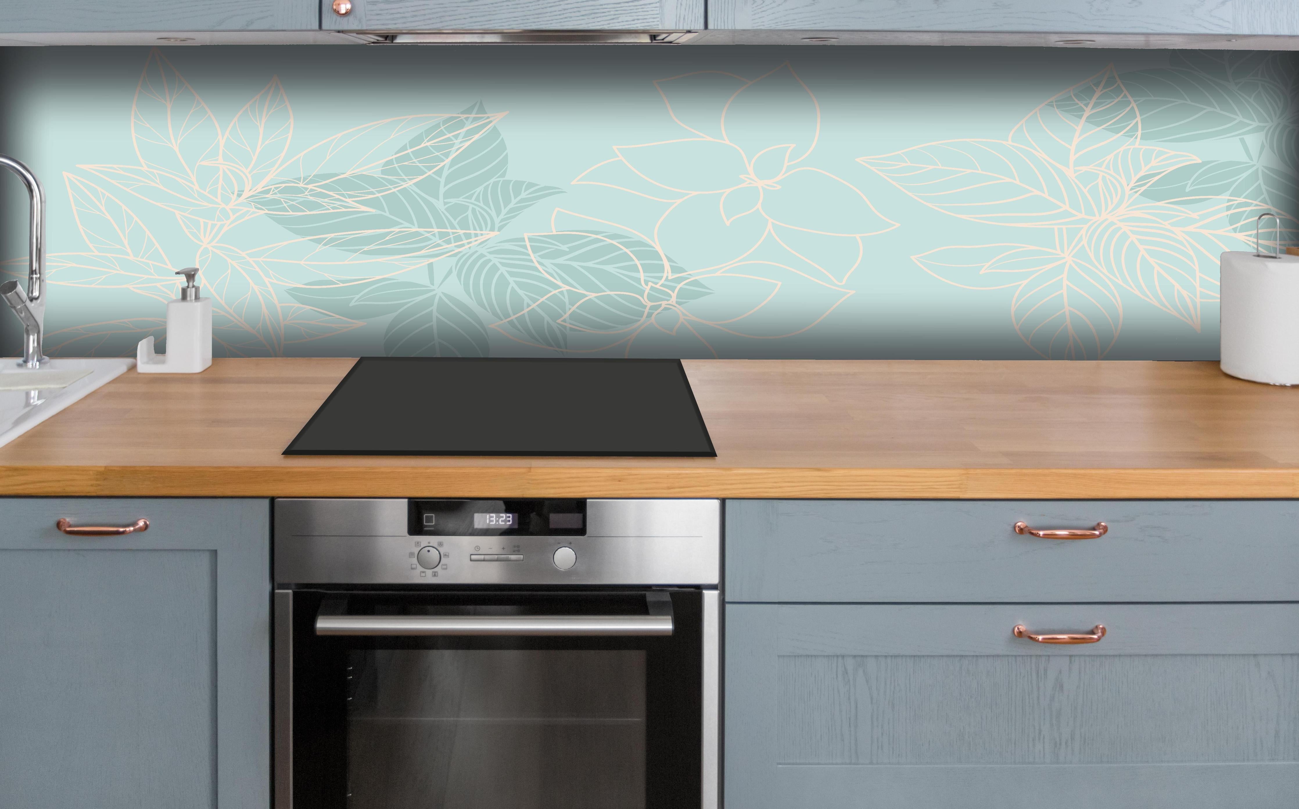 Küche - Zartes Lineart Blumen Design Pastelltürkis hinter weißen Hochglanz-Küchenregalen und schwarzem Wasserhahn