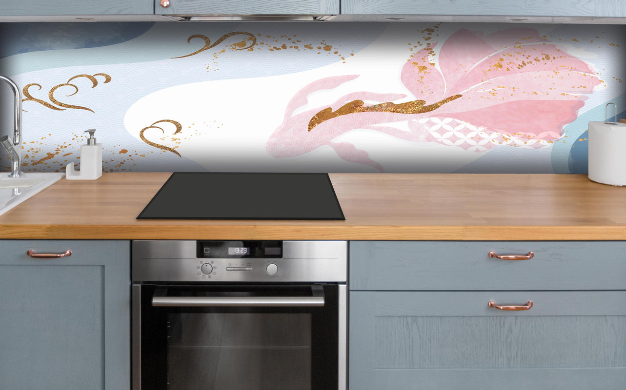 Küche - Zartes Pastell-Floral mit goldenen Details hinter weißen Hochglanz-Küchenregalen und schwarzem Wasserhahn