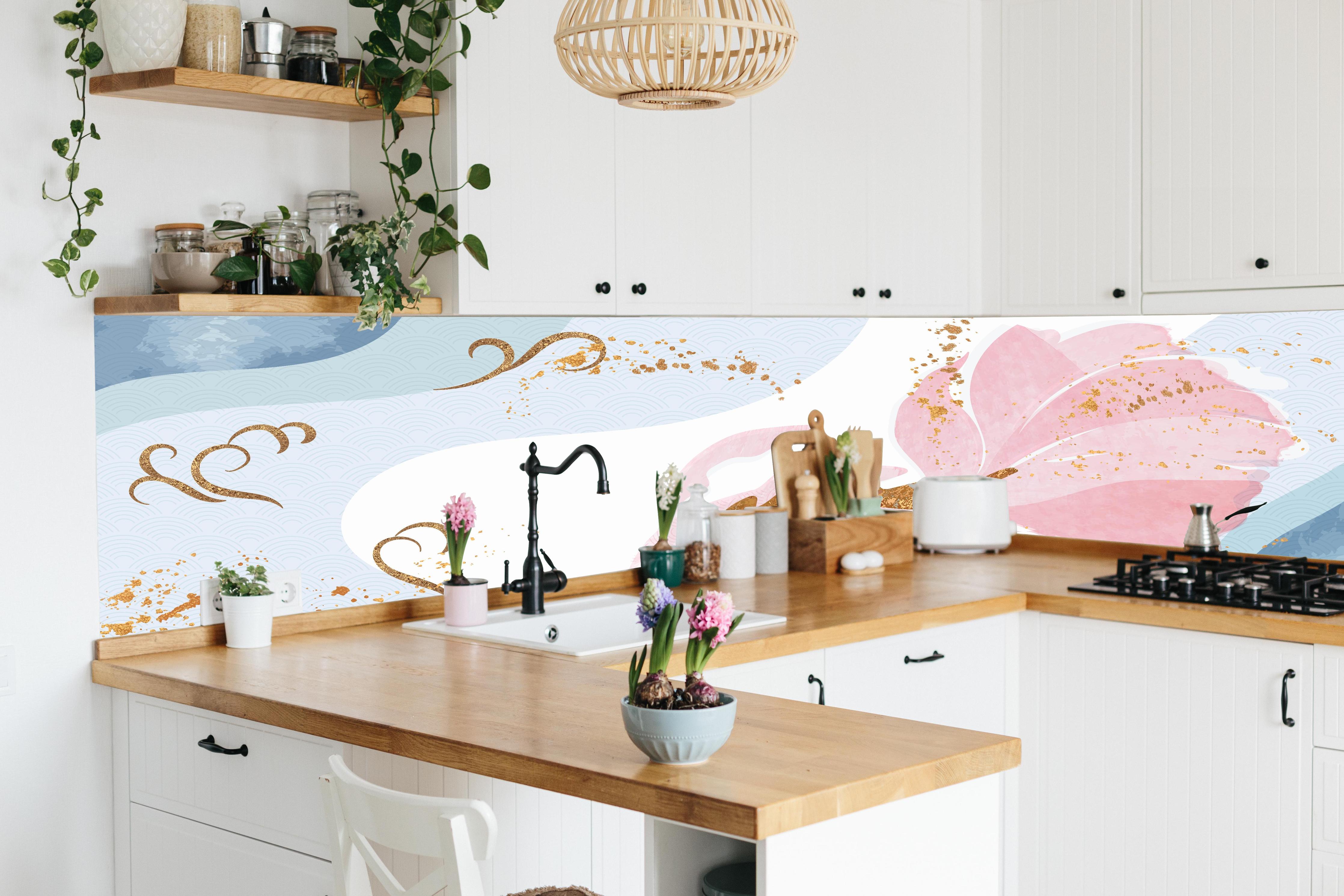 Küche - Zartes Pastell-Floral mit goldenen Details hinter weißen Hochglanz-Küchenregalen und schwarzem Wasserhahn