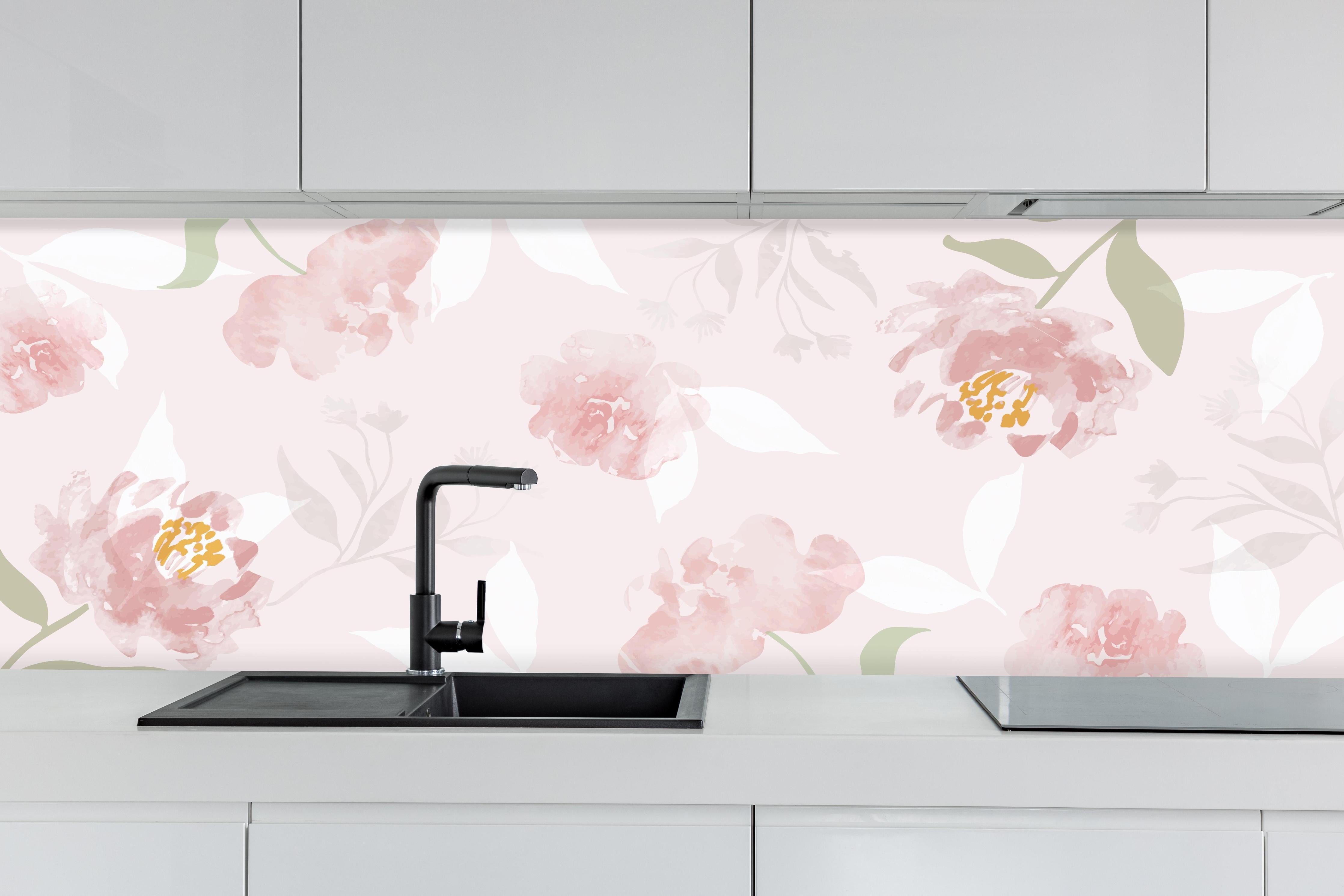 Küche - Zartes Rosa-Beige Blüten Aquarellmuster hinter weißen Hochglanz-Küchenregalen und schwarzem Wasserhahn