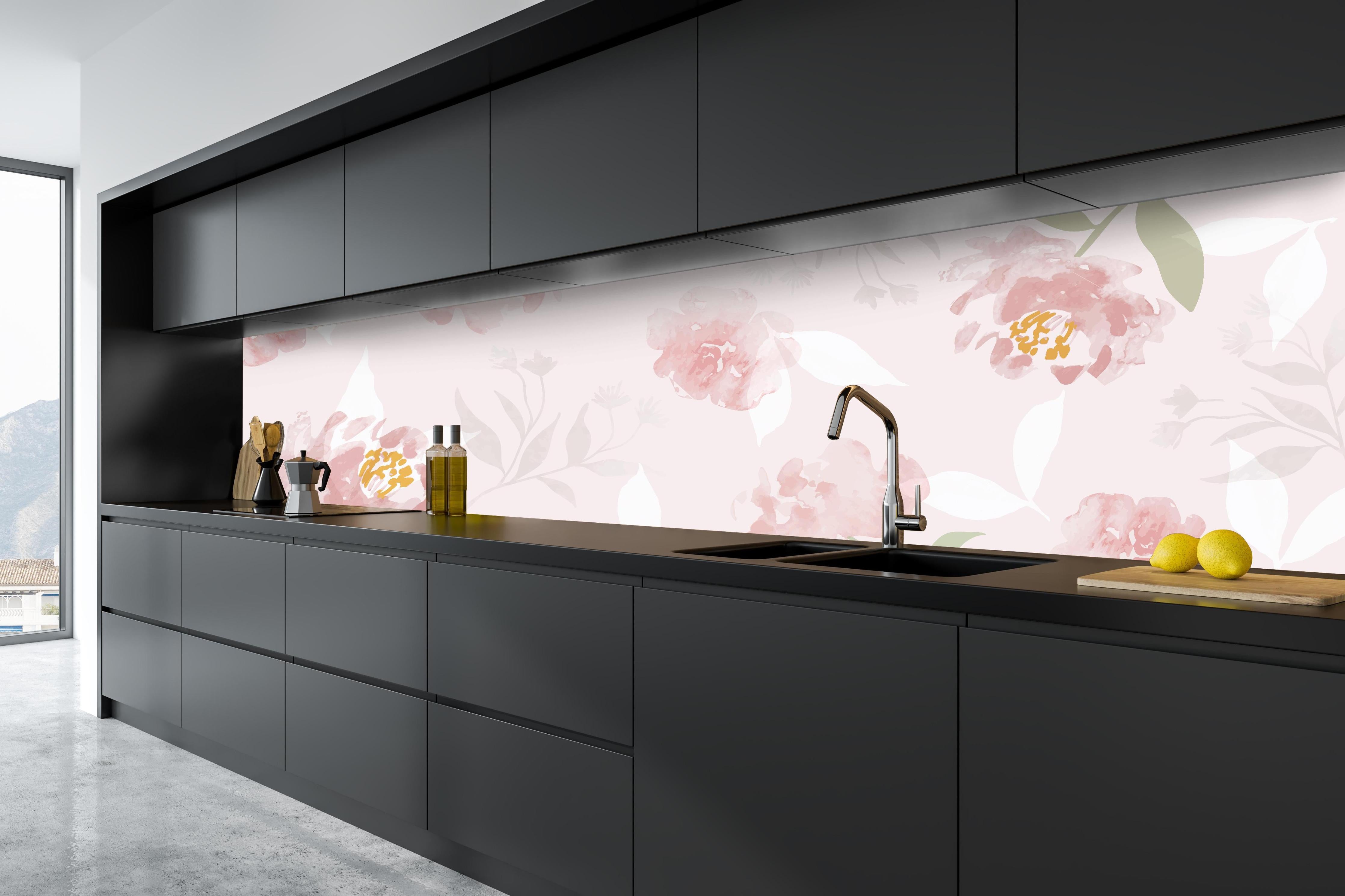 Küche - Zartes Rosa-Beige Blüten Aquarellmuster hinter weißen Hochglanz-Küchenregalen und schwarzem Wasserhahn