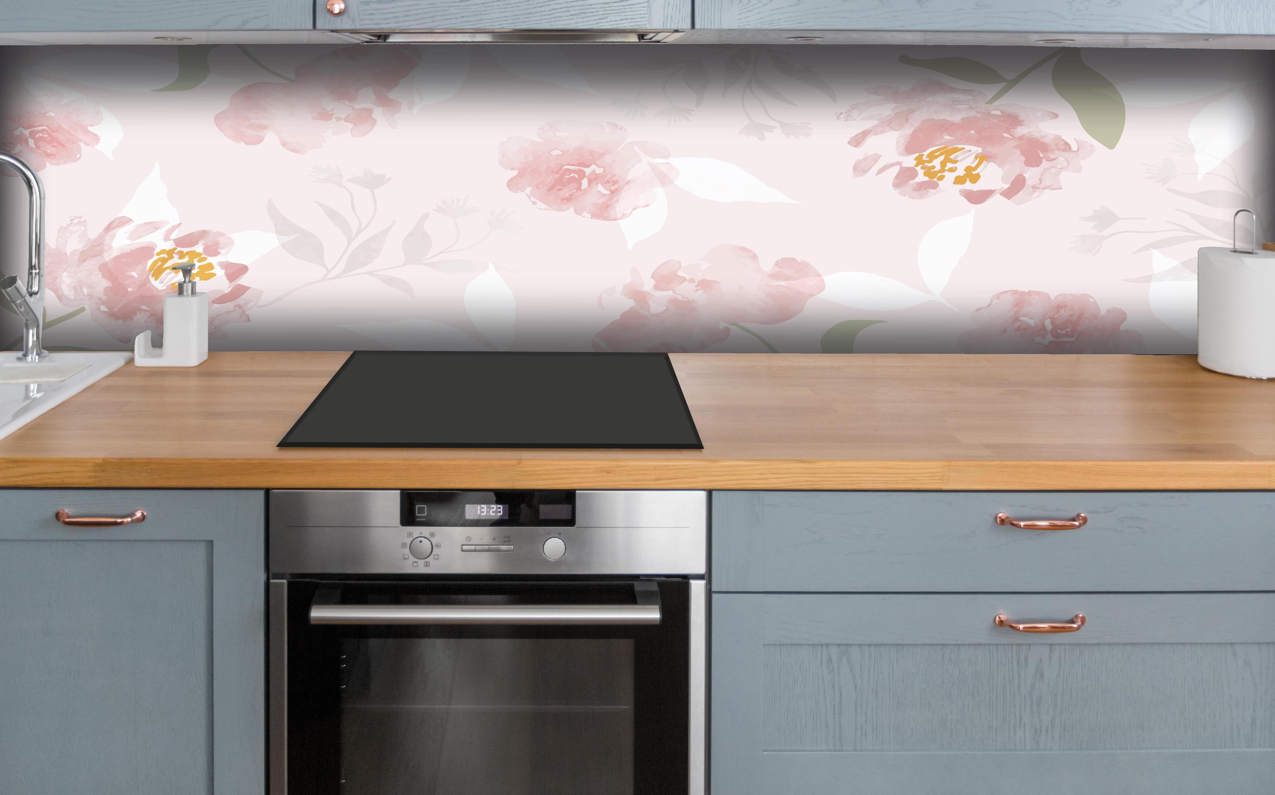 Küche - Zartes Rosa-Beige Blüten Aquarellmuster hinter weißen Hochglanz-Küchenregalen und schwarzem Wasserhahn