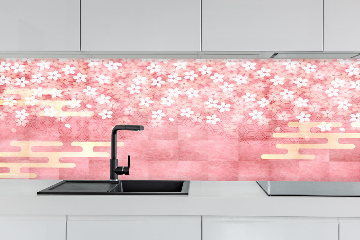 Küche - Zartes Rosa Sakura Blüten Design hinter weißen Hochglanz-Küchenregalen und schwarzem Wasserhahn