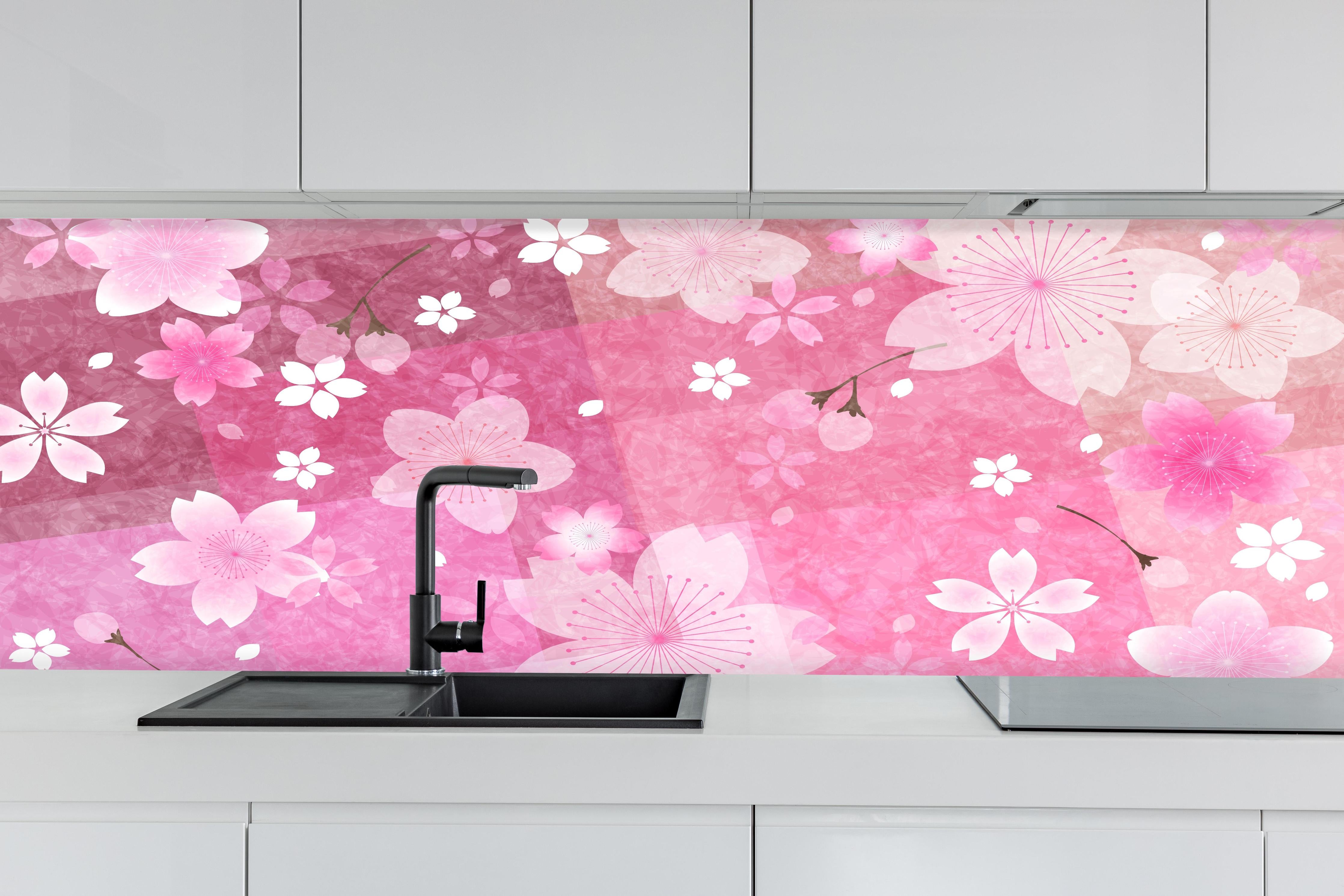 Küche - Zartes Sakura Blumenmuster in Rosa Tönen hinter weißen Hochglanz-Küchenregalen und schwarzem Wasserhahn