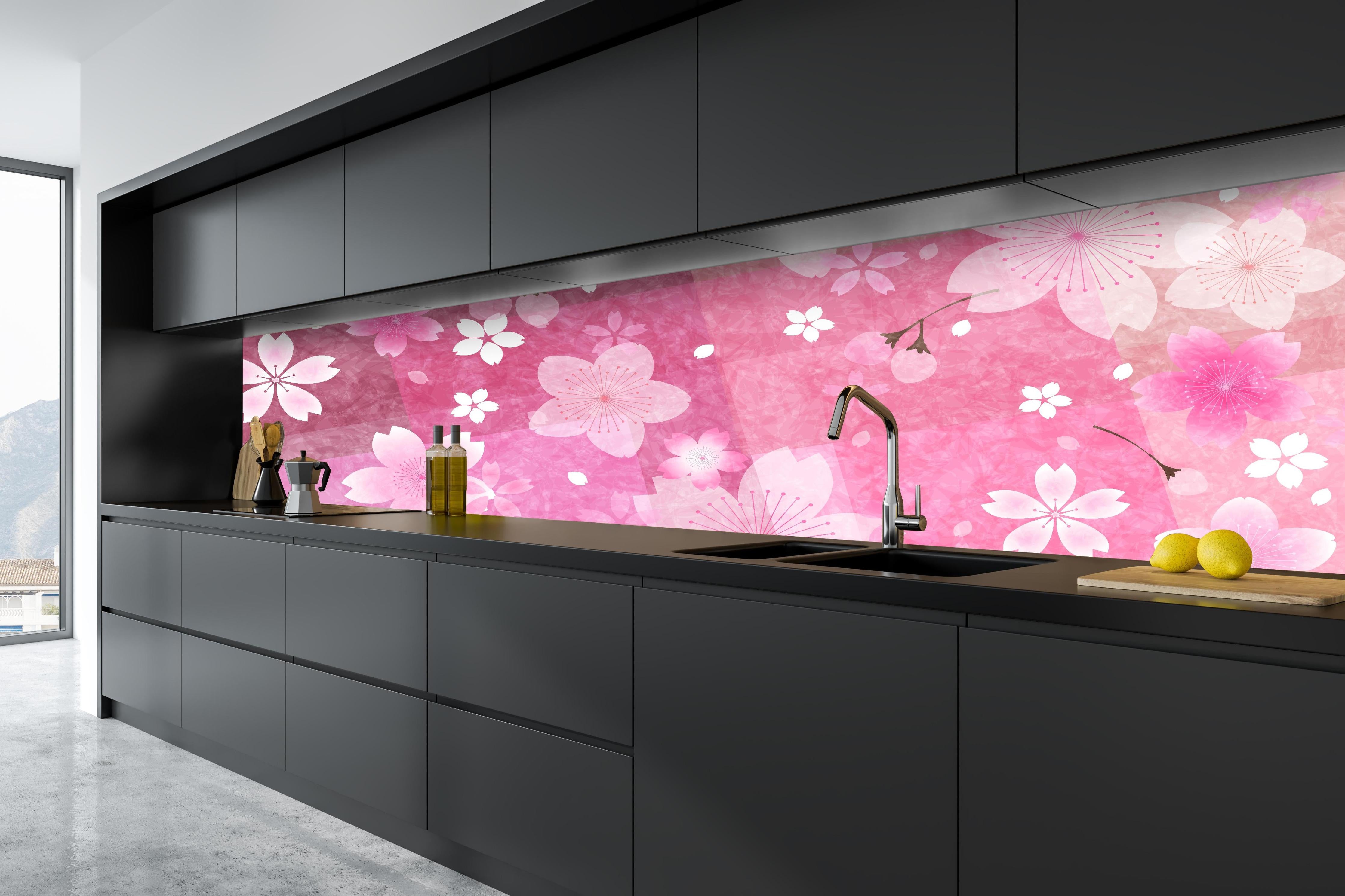Küche - Zartes Sakura Blumenmuster in Rosa Tönen hinter weißen Hochglanz-Küchenregalen und schwarzem Wasserhahn