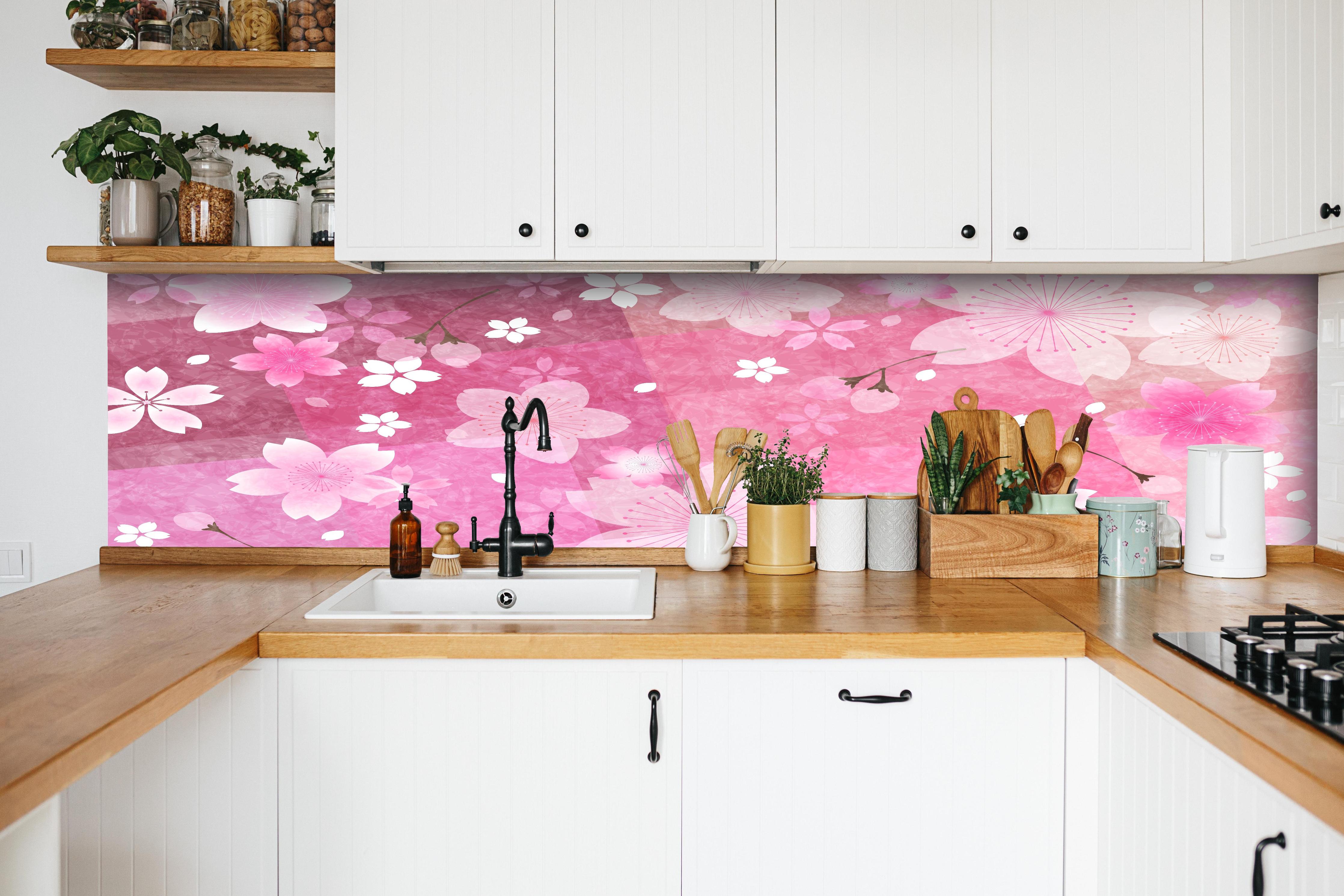 Küche - Zartes Sakura Blumenmuster in Rosa Tönen hinter weißen Hochglanz-Küchenregalen und schwarzem Wasserhahn