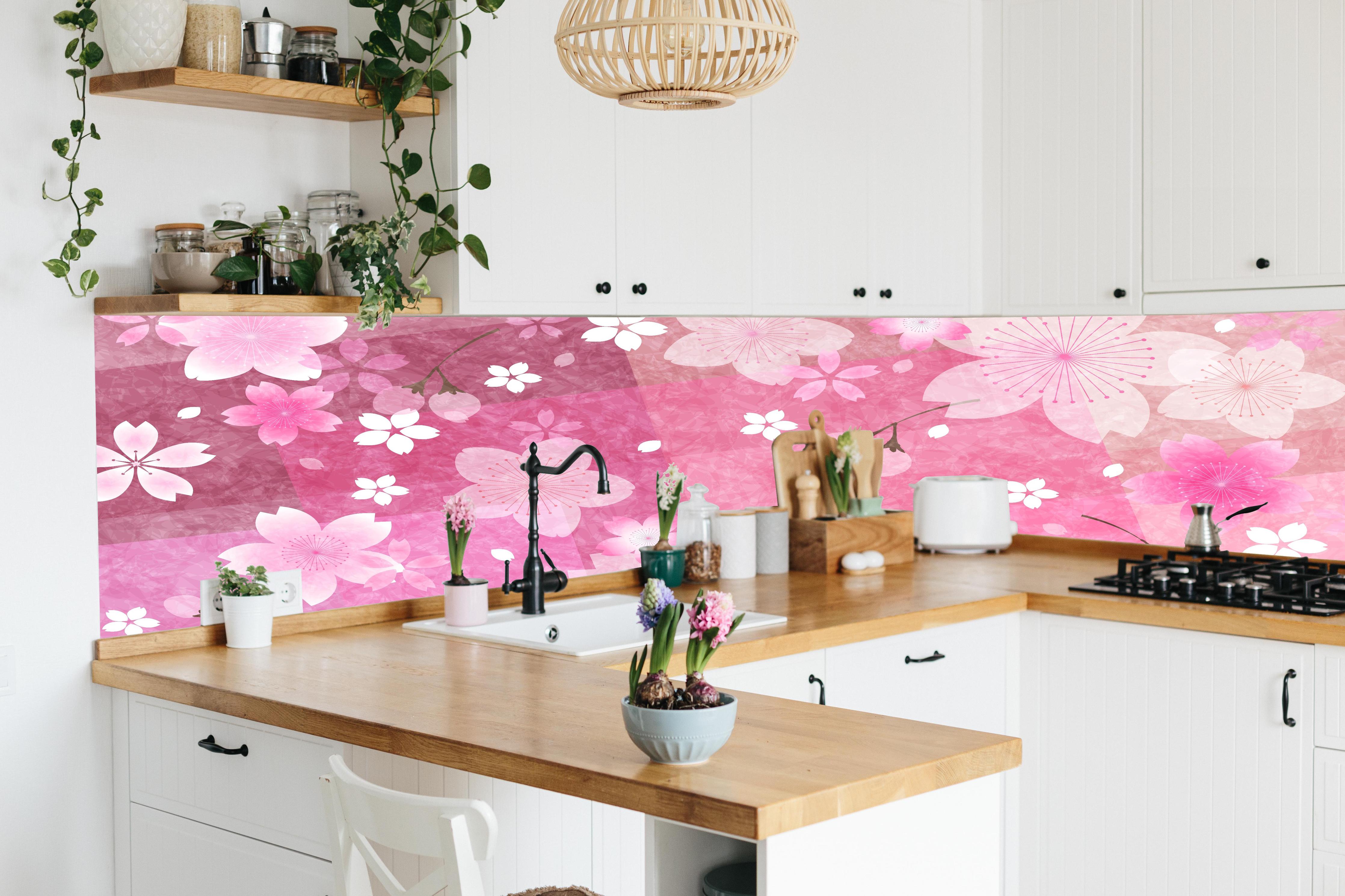 Küche - Zartes Sakura Blumenmuster in Rosa Tönen hinter weißen Hochglanz-Küchenregalen und schwarzem Wasserhahn