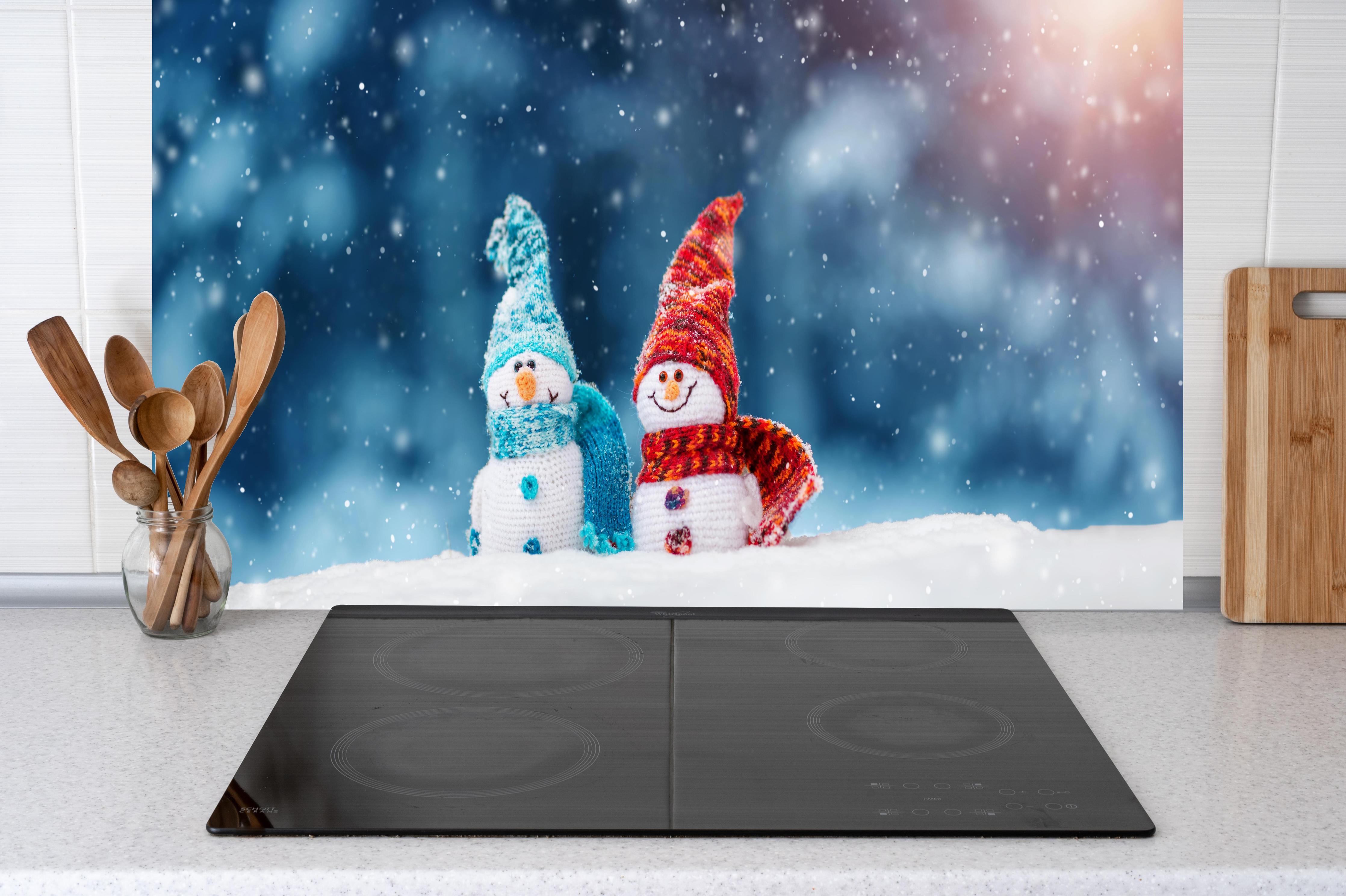 Küche - Zauberhafte Schneemänner auf weichem Schnee hinter weißen Hochglanz-Küchenregalen und schwarzem Wasserhahn