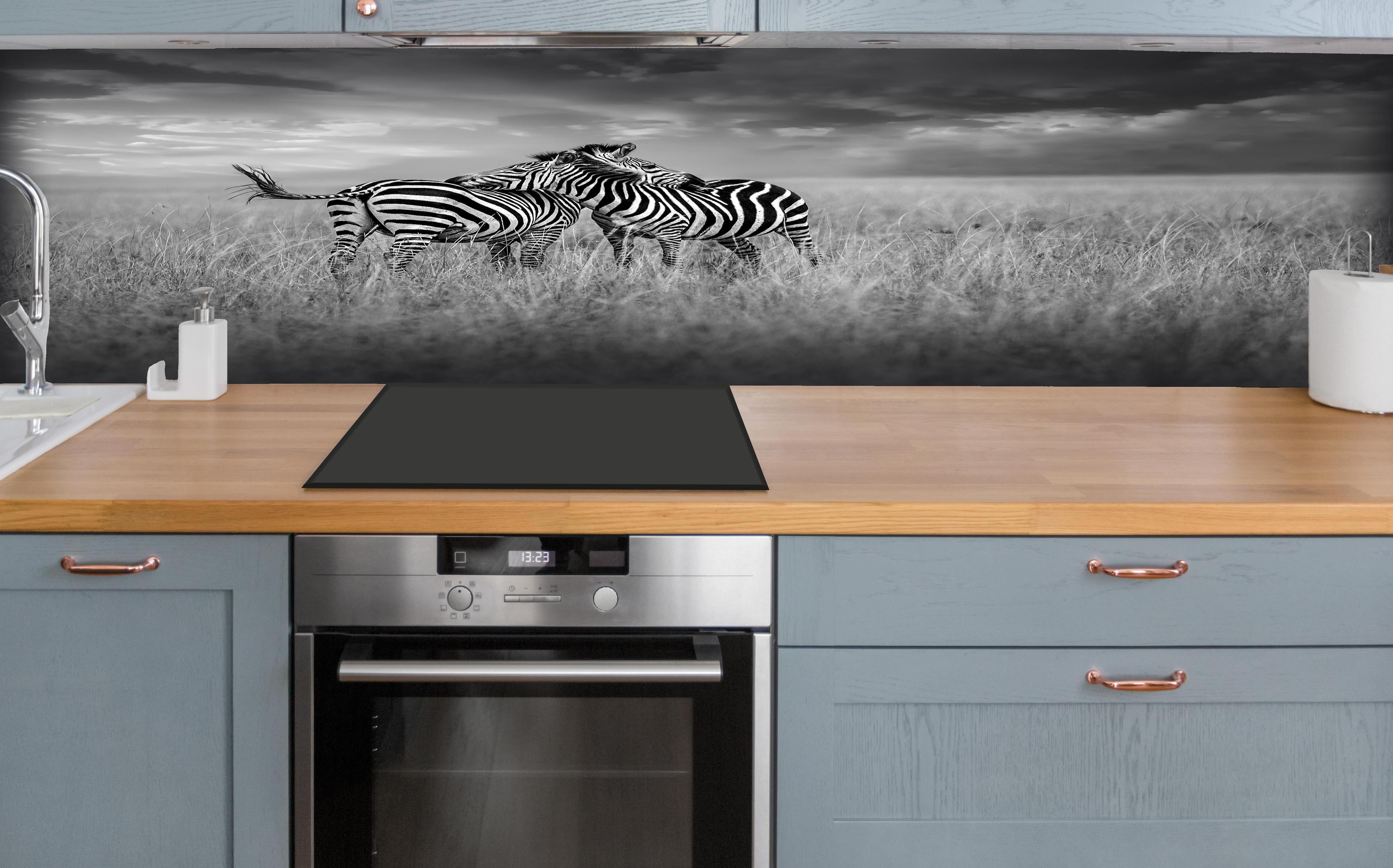 Küche - Zebras in ihrer Natur - Savanne hinter weißen Hochglanz-Küchenregalen und schwarzem Wasserhahn