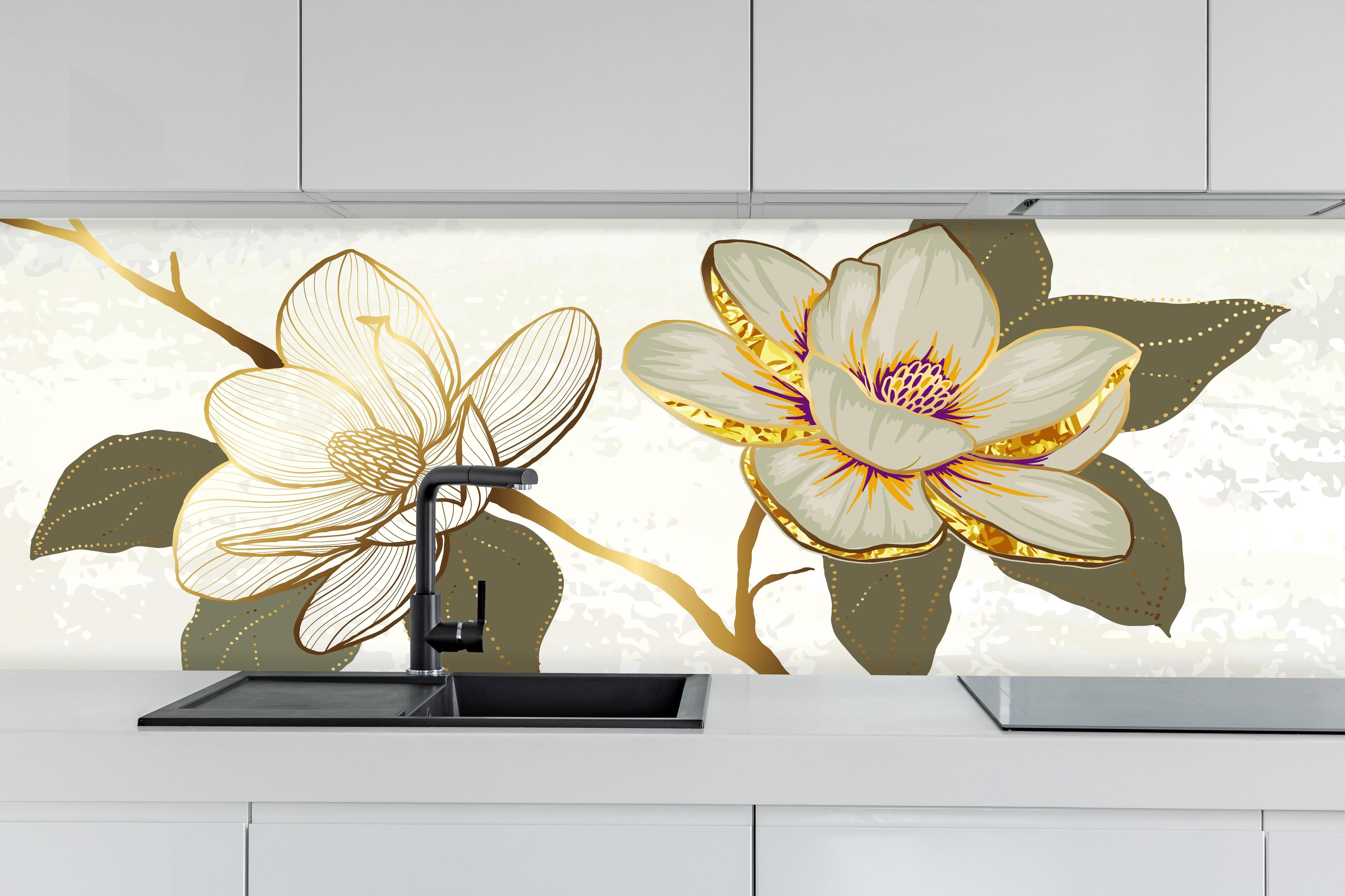 Küche - Zeichnung Magnolienblüten Weiß Gold Akzente hinter weißen Hochglanz-Küchenregalen und schwarzem Wasserhahn