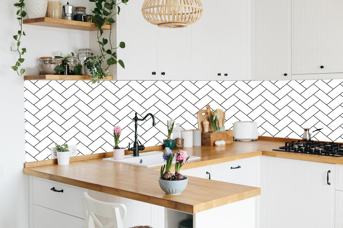 Küche - Zeitloses Weiß-Graues Geometrisches Muster hinter weißen Hochglanz-Küchenregalen und schwarzem Wasserhahn